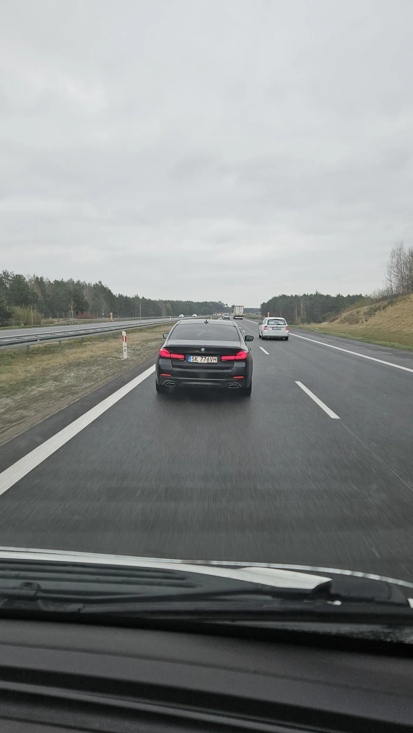 kierowca blokuje lewy pas na autostradzie A2 w raz z pasażerką korzystają z telefonu