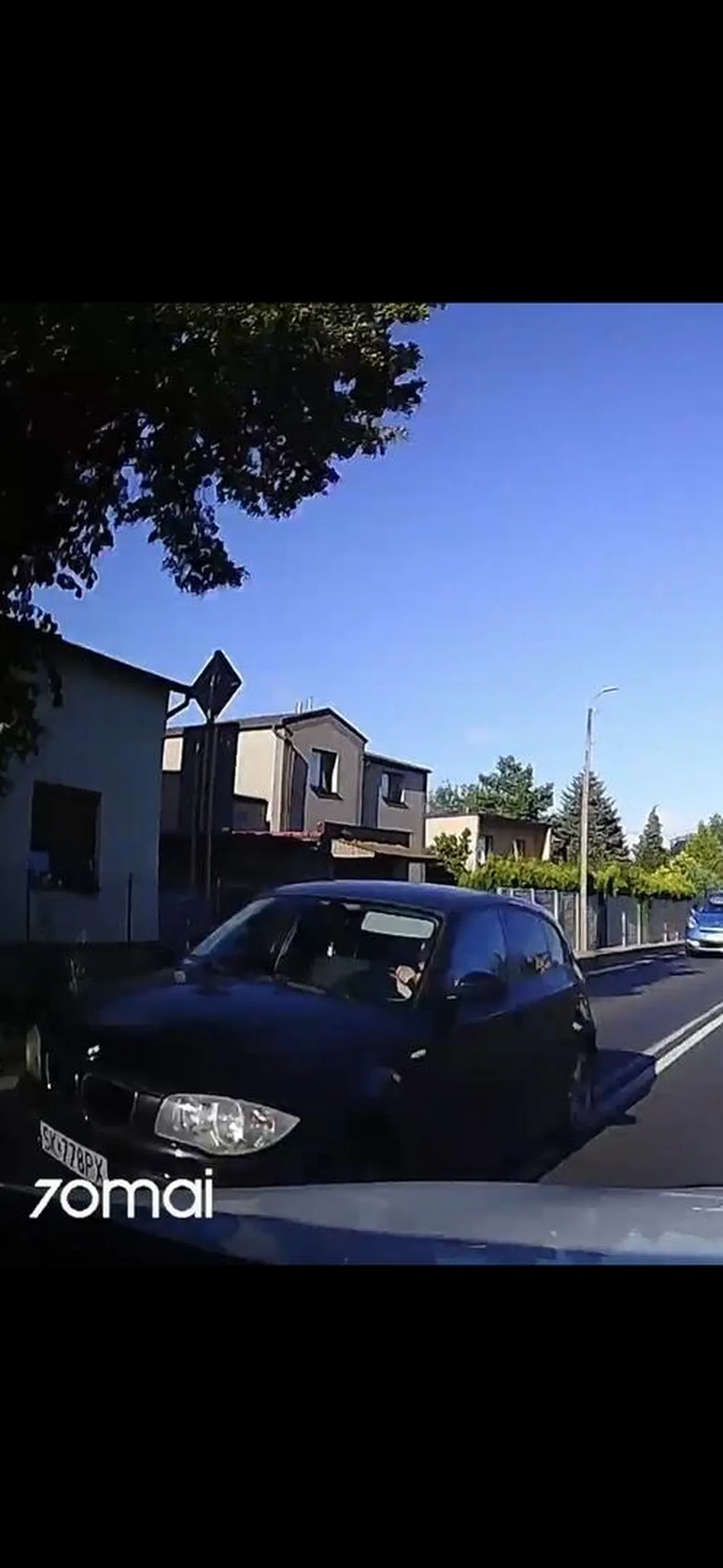 Kierująca pojazdem bawi się telefonem podczas jazdy i stwarza realne zagrożenie dla innych uczestników ruchu drogowego.