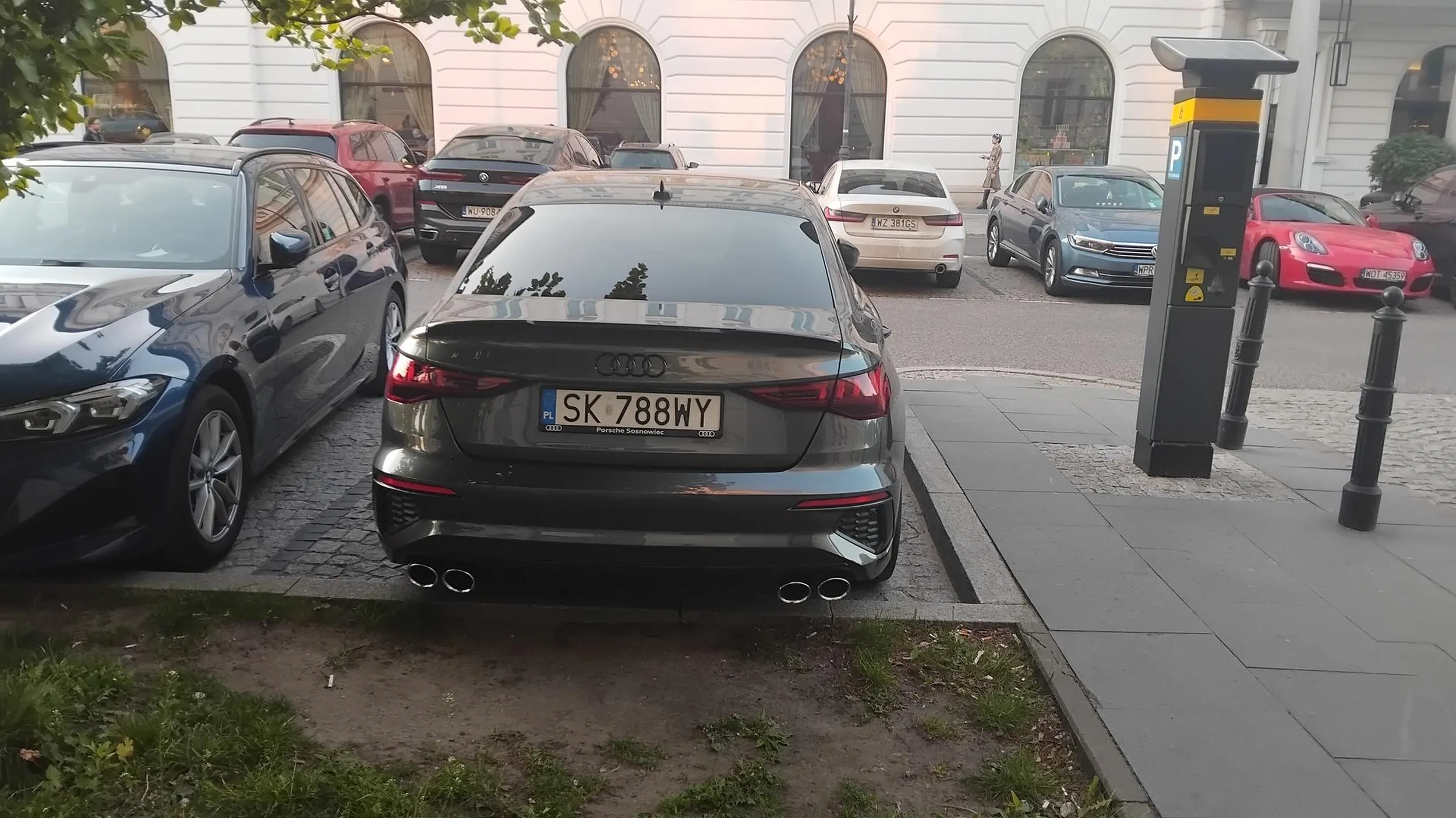 Witam zrobiłem pare fotek tej pięknej audiczki jest cudowna każdy robił zdjęcia przy hotelu bristol