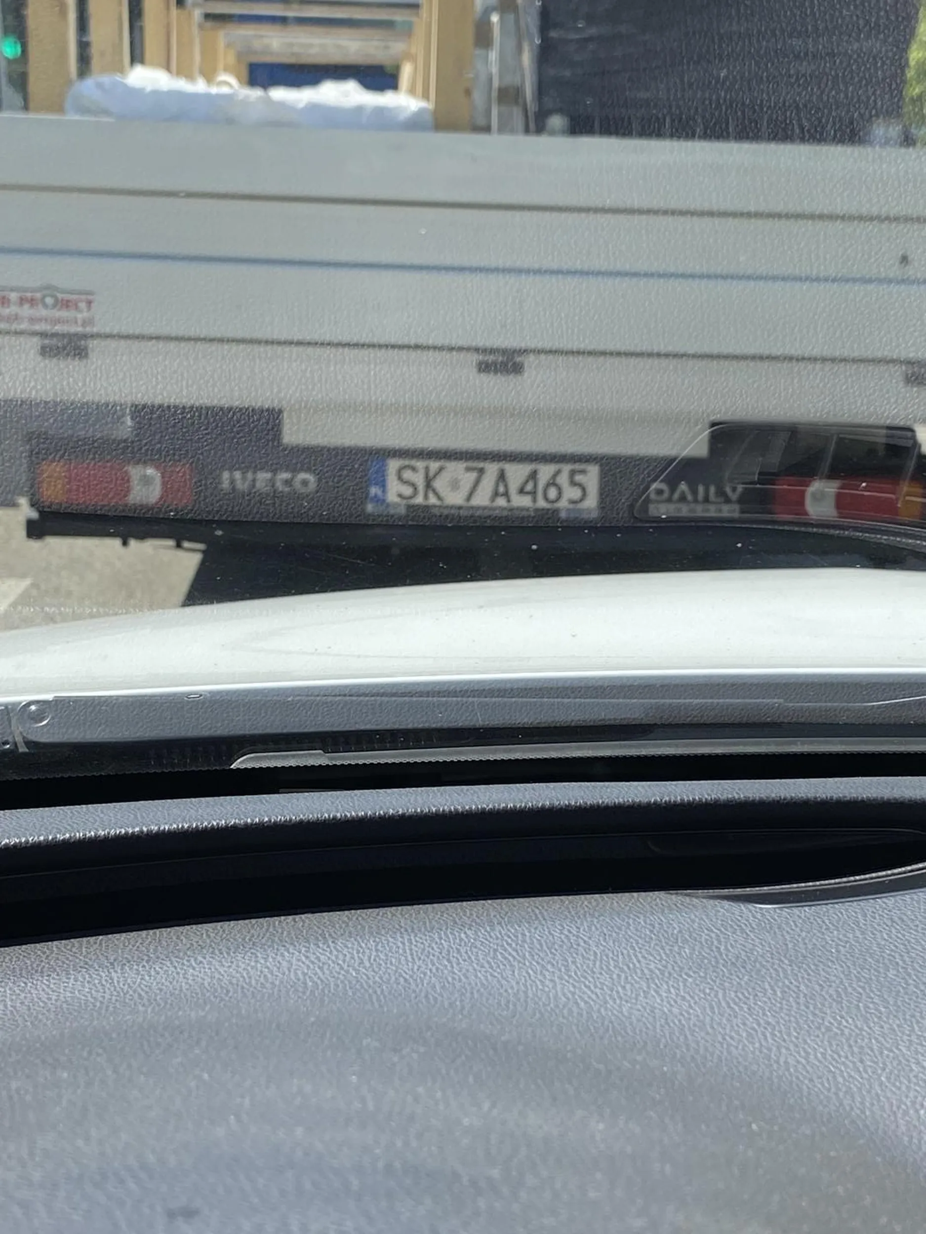 Jadąc za nim od Rydutów wymuszał. Wpychał się na Hama przed ciężarówki a potem pod wiaduktem. I udaje głupka kiedy się mu zwraca uwagę