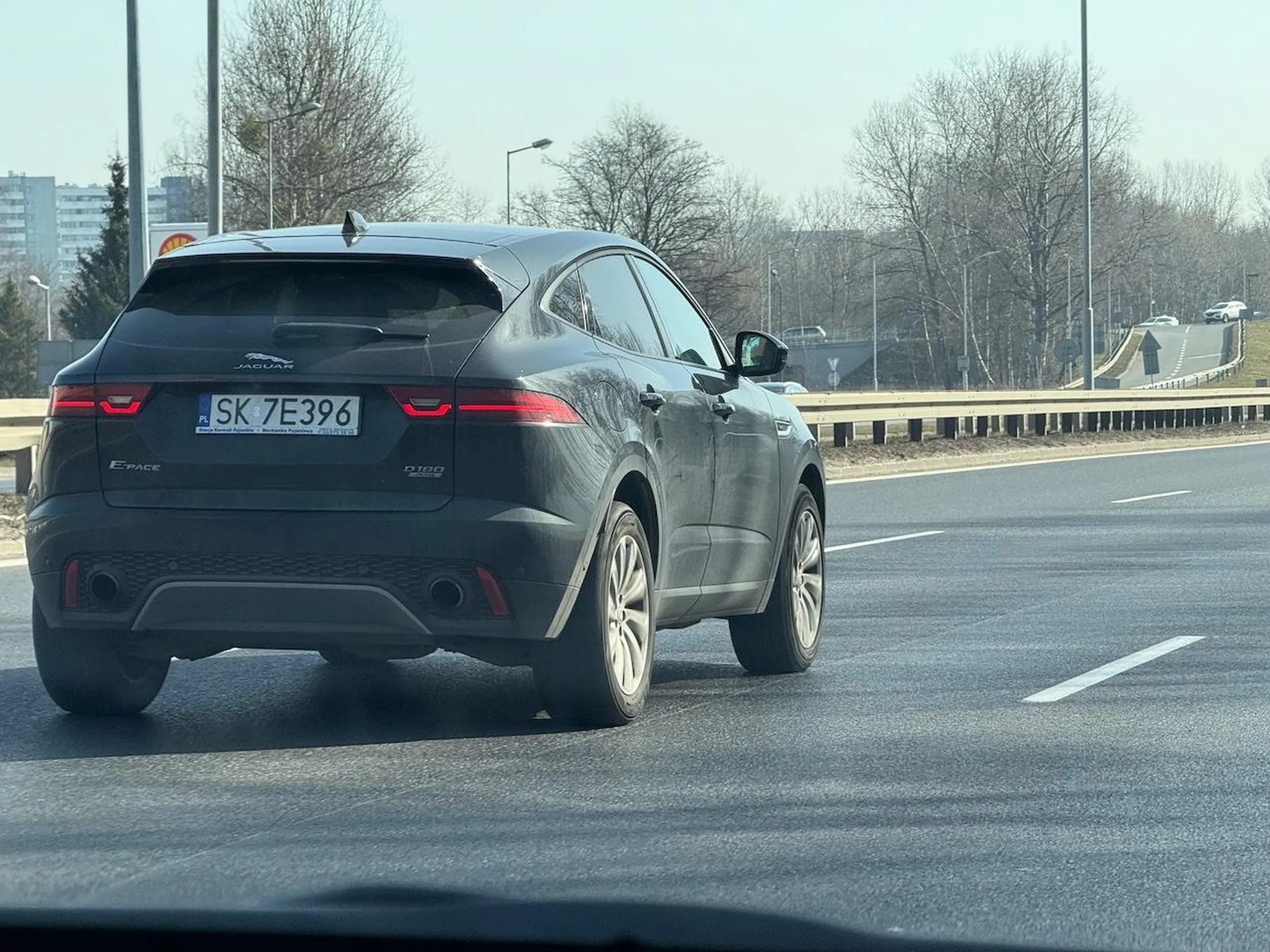 Kto ci dał kobieto prawo jazdy to nie wiem, ale w dniu dzisiejszym zmieniałaś pas na DTŚ w Chorzowie z prawego na środkowy, bez kierunkowskazu i kompletnie zignorowałaś, że mój samochód był na lini z Twoim. Próbowałaś wymusić na mnie pierwszeństwo, albo mnie i mojego pasażera zabić. Jak ci MONSZ kupił SUVa to niech Cię nauczy jeździć! Następnym razem całe nagranie pójdzie na policję!