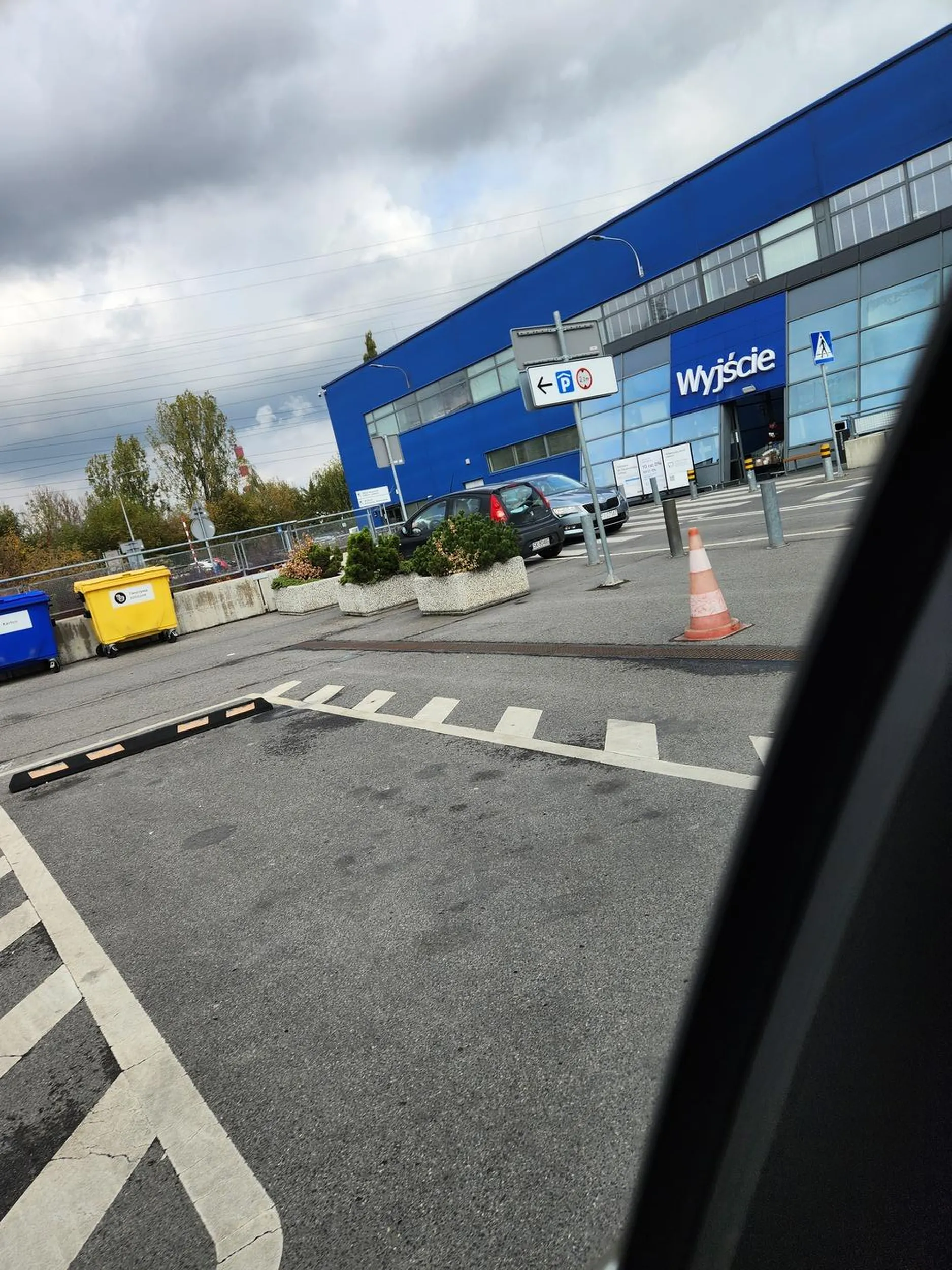 .. kierowca parkuje na przejściu na przejeździe tylko po to dziecko z ojcem mieli bliżej! To kpina.. ludzie sa az tak leniwi... Parking pod ikea katowice ...
