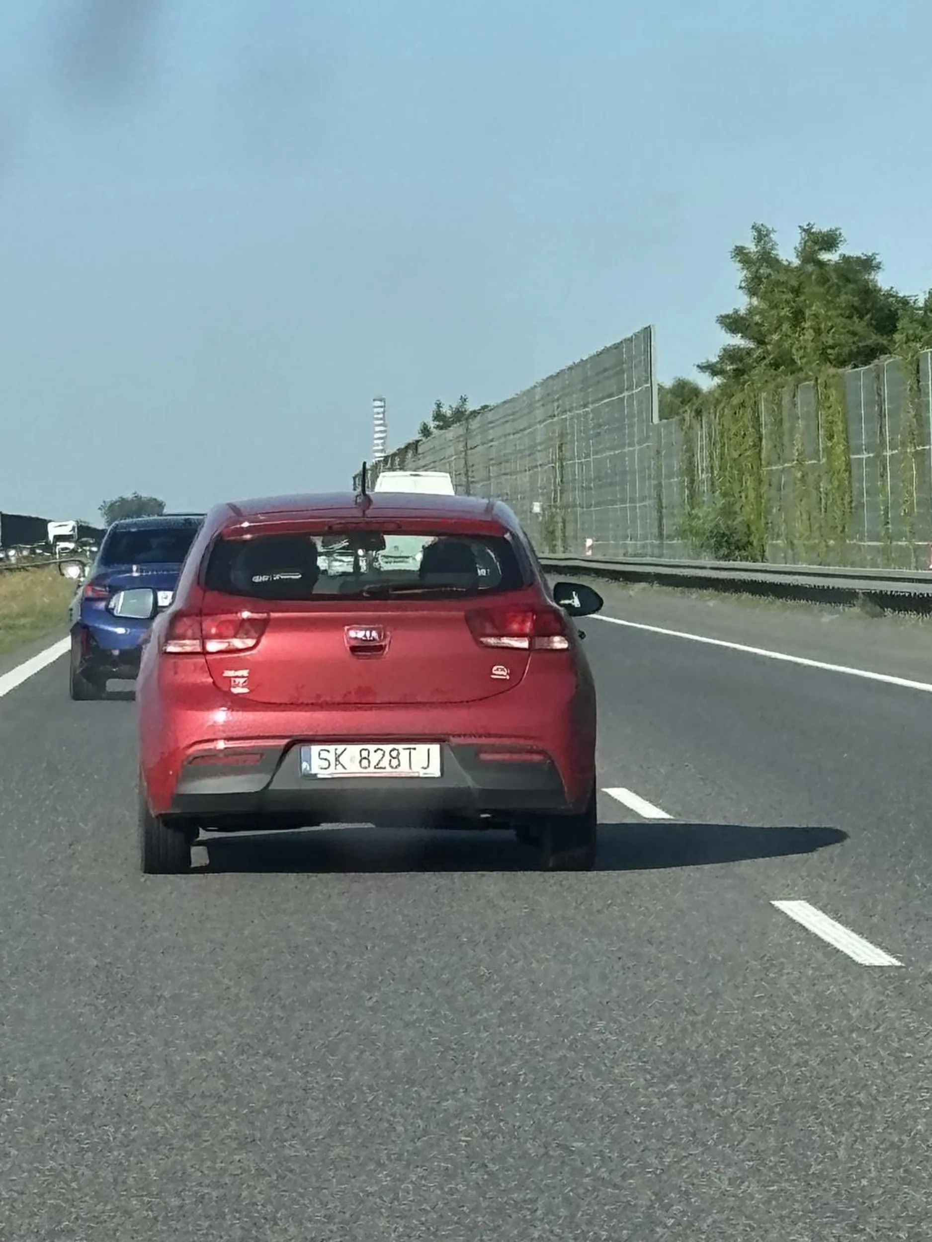 Jechał długo na zderzaku na autostradzie A2, cały czas zmieniając pasy bez kierunkowskaza, w końcu wyprzedził po prawej stronie wjeżdżając przed maską.