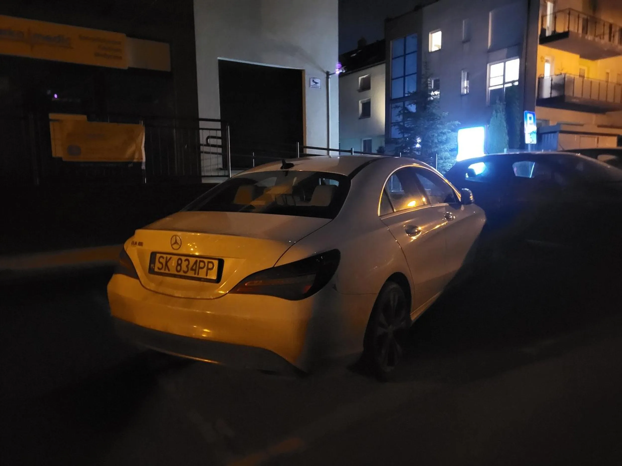 Zajmuje 3 miejsca parkingowe.