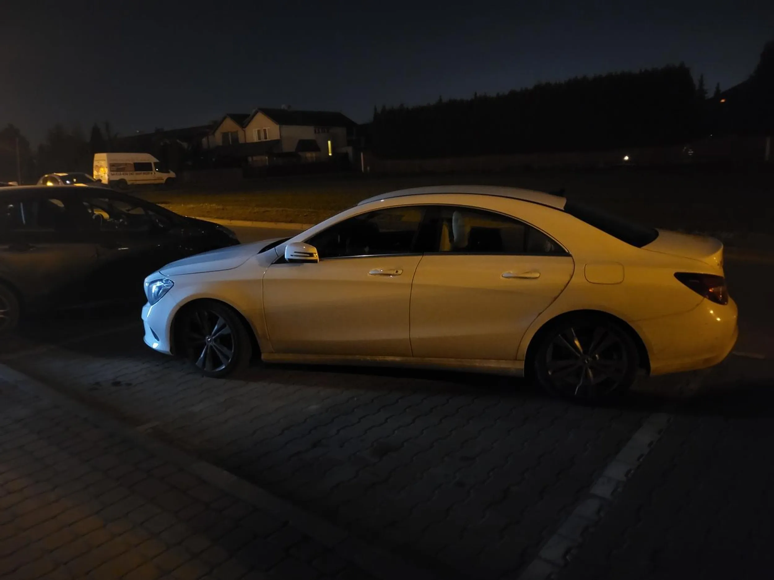 Zajmuje 3 miejsca parkingowe.