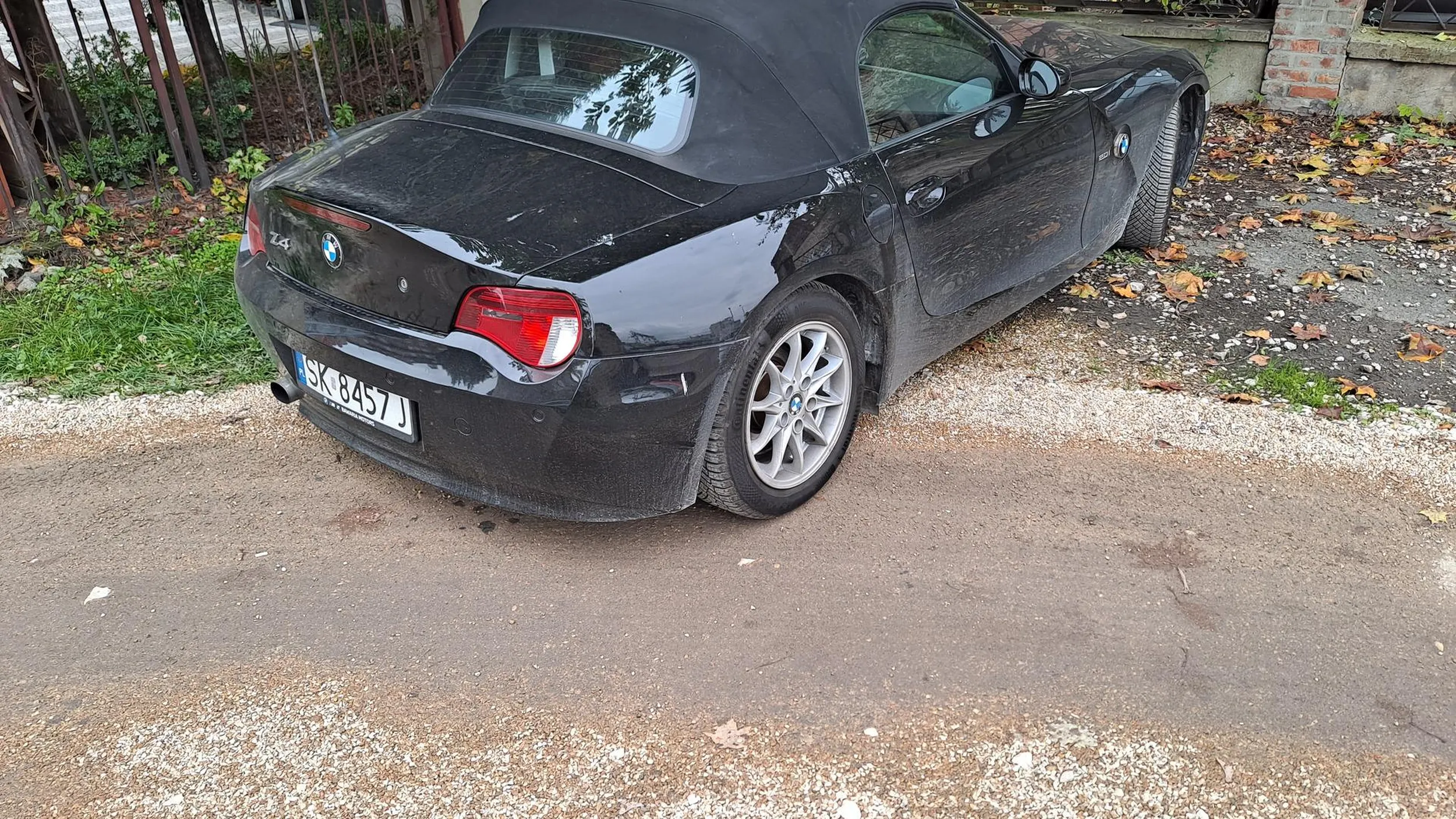 Kierowca widać że typowy BMiarz nie potrafi parkować mimo tego że ma z 1.5m wolnego z przodu to nie podjedzie i będzie utrudniał innym wyjazd z parkingu