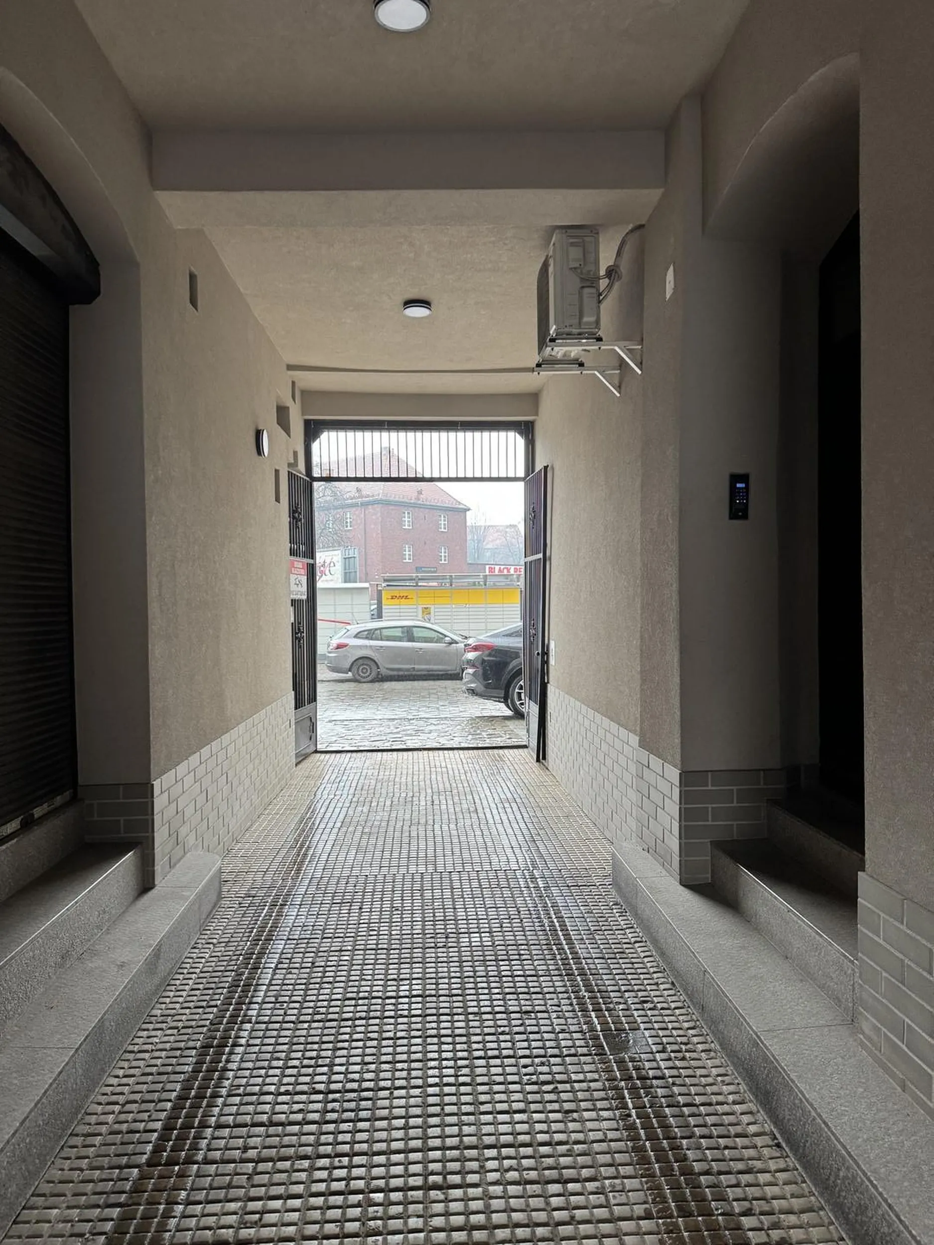 Kolejny buc który nie ogarnia, że podjazd do bramy nie wolno zastawiać nawet jak mu się wydaje, że to tylko i wyłącznie tyłek jego cudownej bety