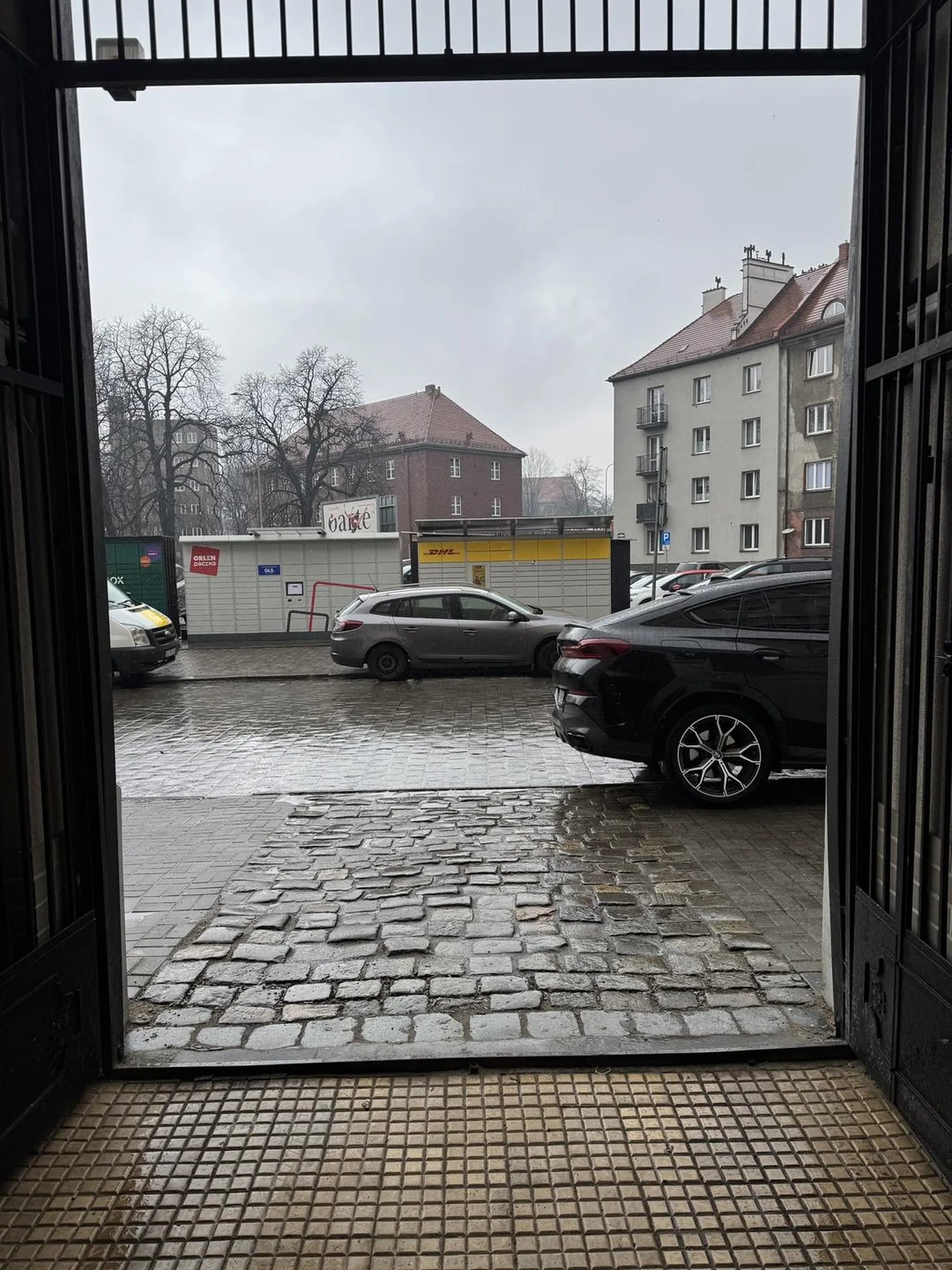 Kolejny buc który nie ogarnia, że podjazd do bramy nie wolno zastawiać nawet jak mu się wydaje, że to tylko i wyłącznie tyłek jego cudownej bety