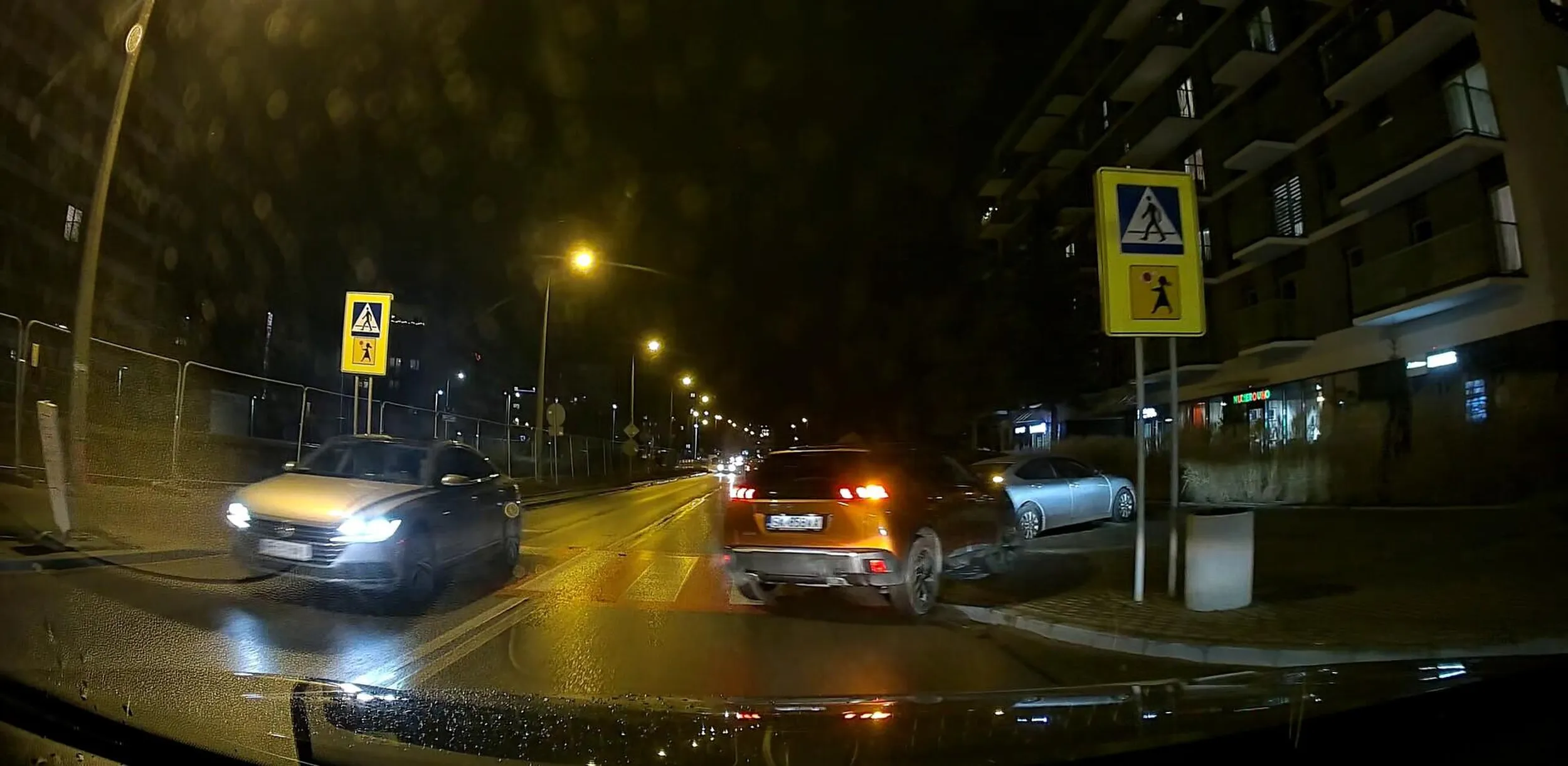 nie ma to jak w obcym mieście jazda po przejściu dla pieszych + parkowanie na chodniku / części przejścia dla pieszych