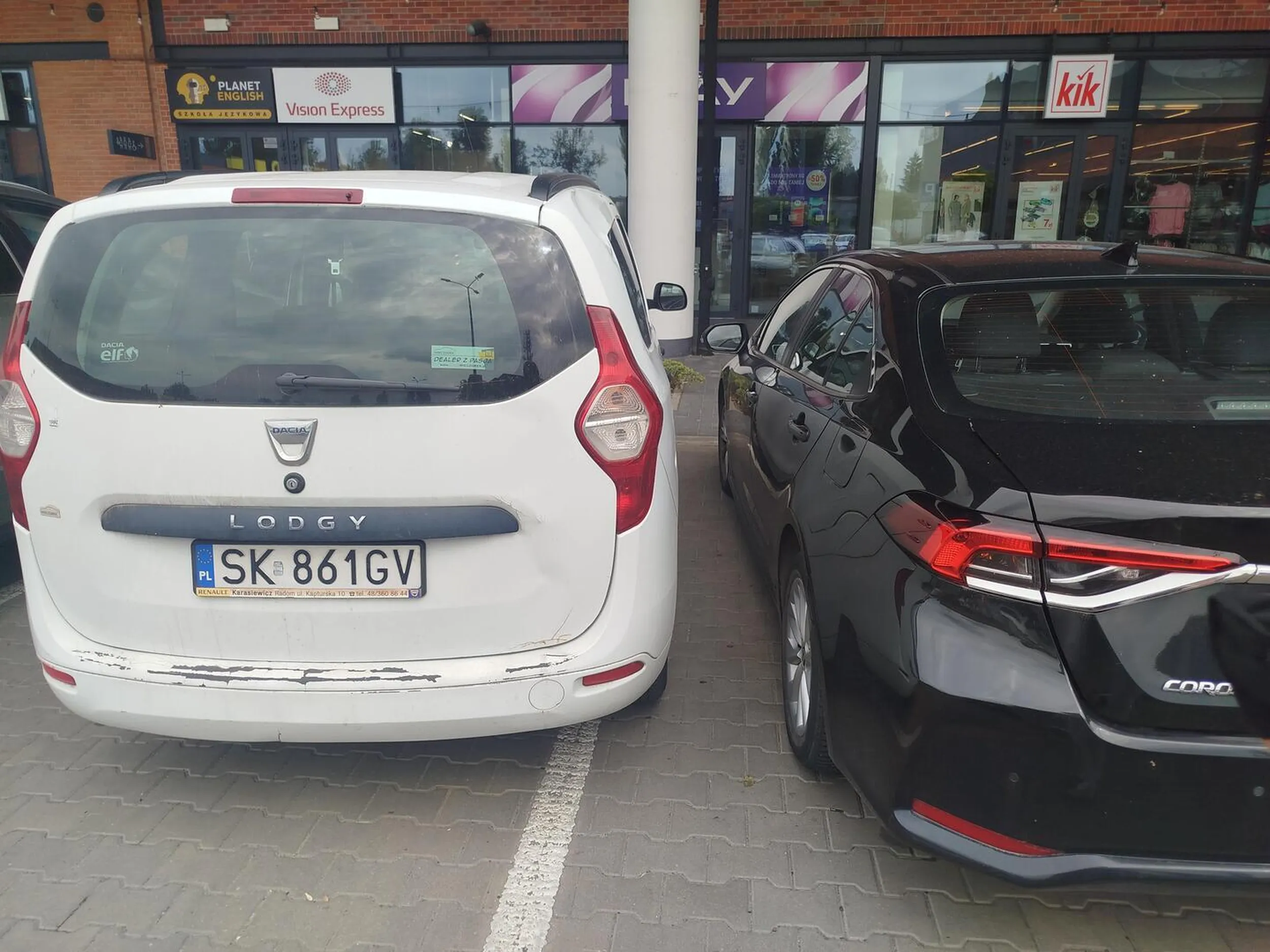 Uwaga, mężczyzna nie umie parkować. W momencie kiedy został poproszony o przestawienie, gdzie widocznie zastawił wejście od strony kierowcy zaczyna się denerwować i robic awantury. Może byc niebezpieczny