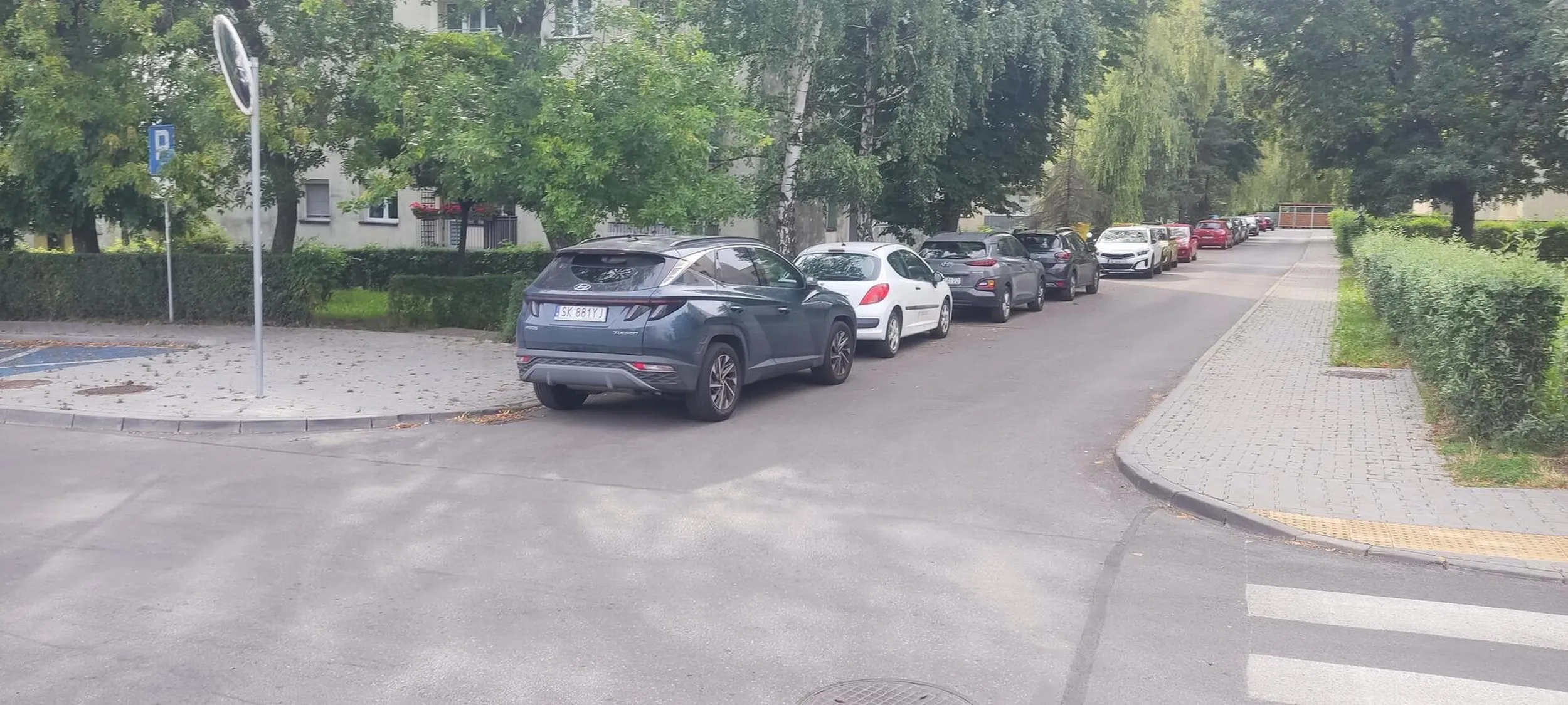 Samochód zaparkowany przy skrzyżowaniu Wierzbowej i Plebiscytowej zasłania widok przy wyjeździe i blokuje przejście na drugą stronę ulicy. Proszę o parkowanie w sposób nieutrudniający ruchu – to kwestia bezpieczeństwa.