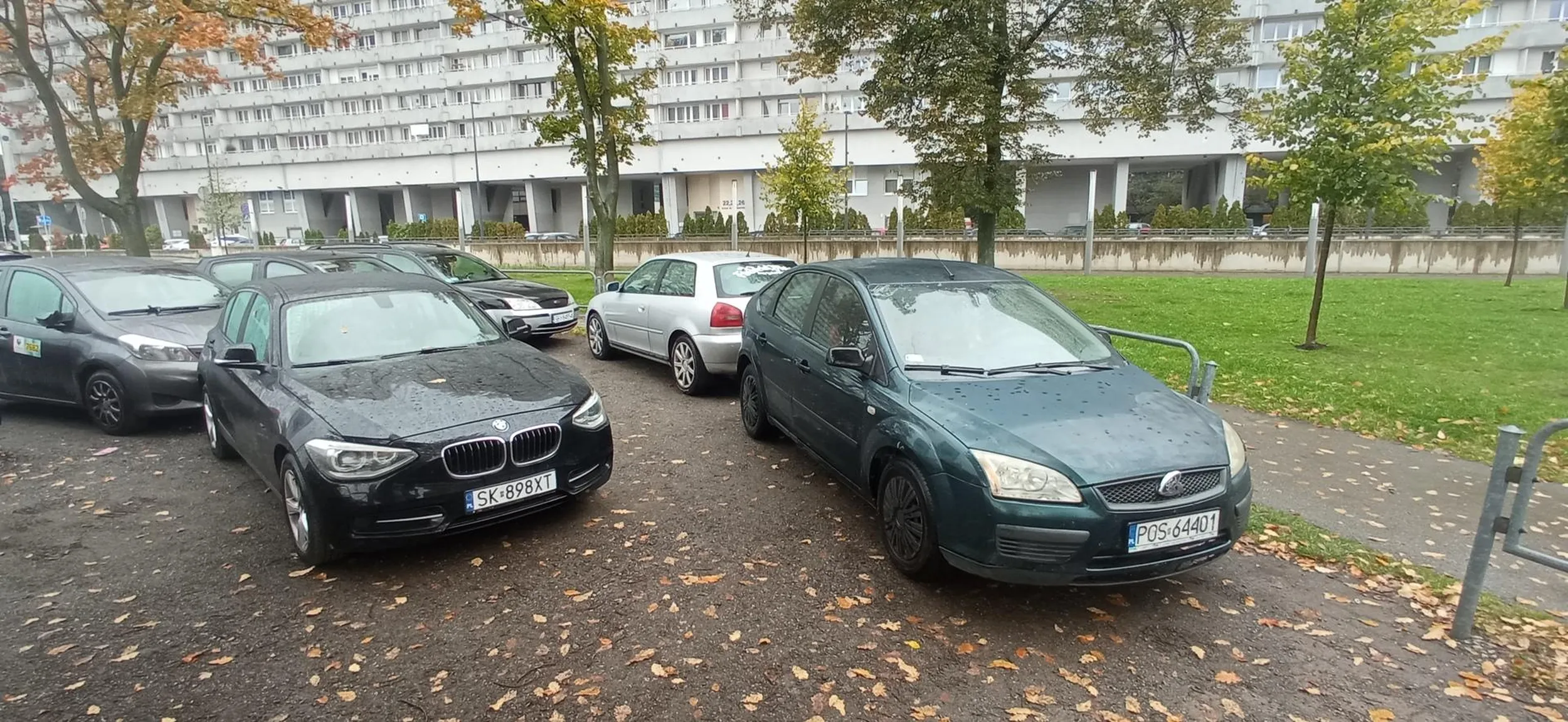 Kierowca tego BMW nie dość że osiągnął czysty poziom sku*wysyństwa zastawiając inny pojazd wraz z równie inteligentnym kierowcą forda, najprawdopodobniej uczył się parkować w Car Parking Symulator 2D a i to go przerosło.