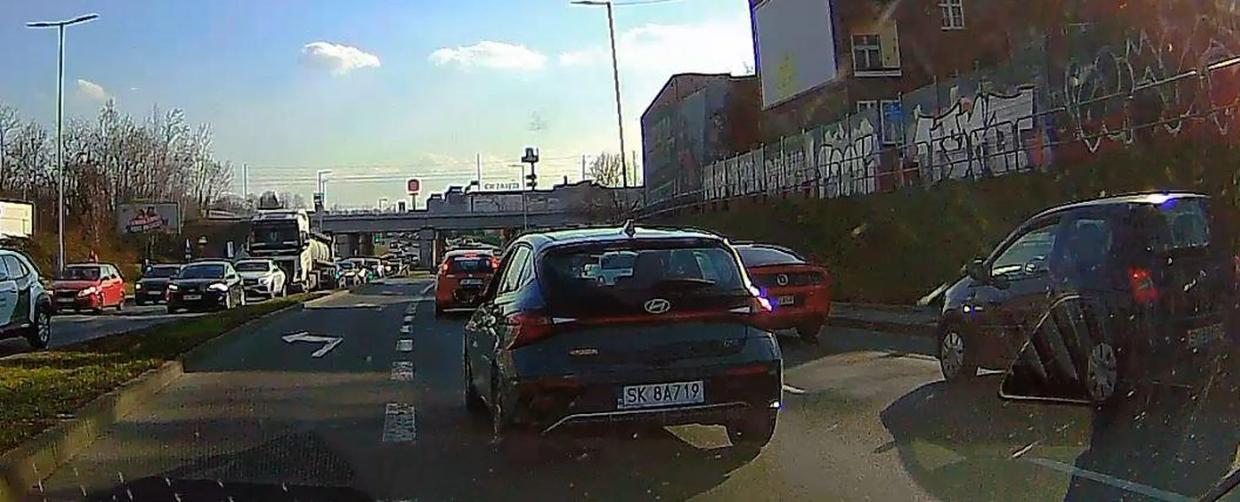 Korek? Pojawia się pas do skrętu, do którego jest kolejka? Lepiej zostawić dziurę na 10 metrów, bo klikanie w telefon podczas prowadzenia jest oczywiście o wiele ważniejsze niż jazda.