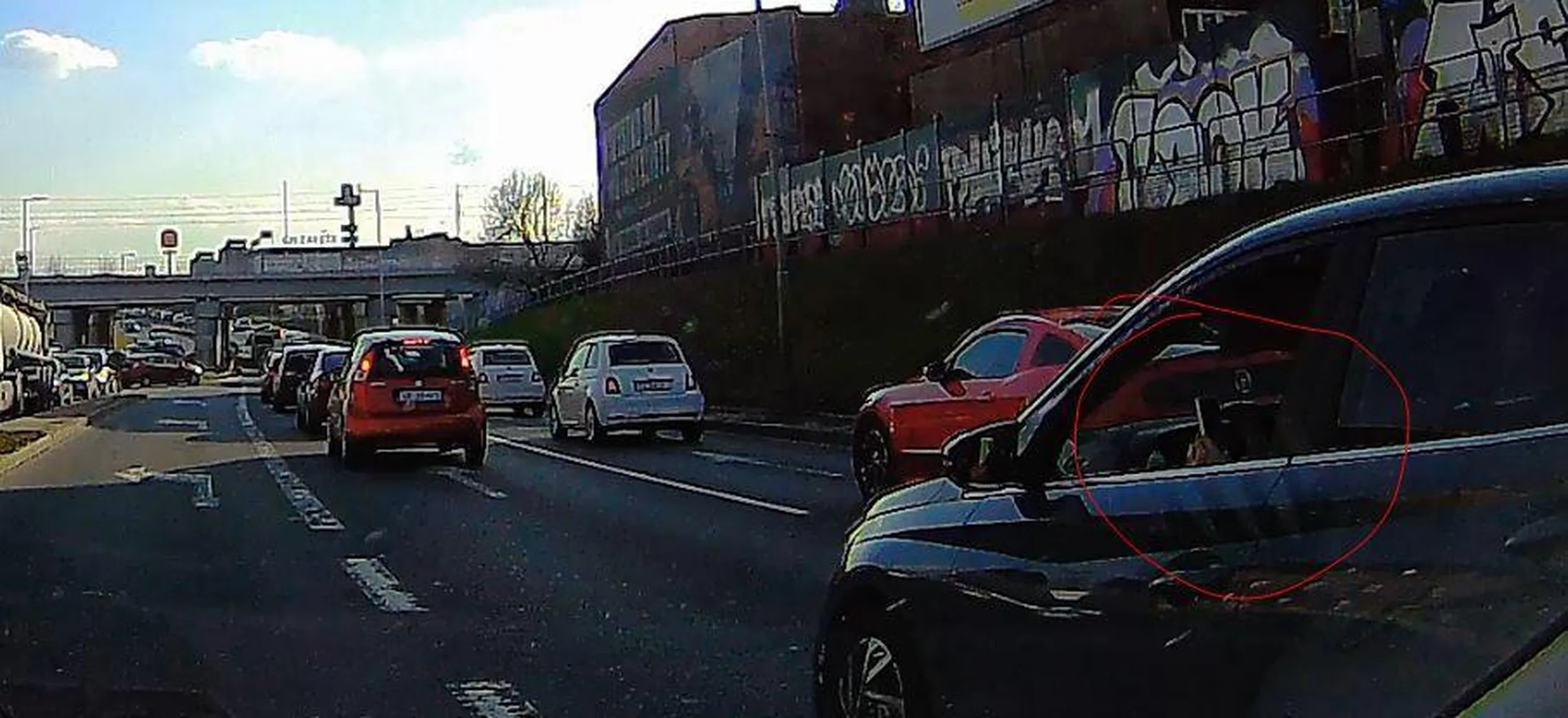 Korek? Pojawia się pas do skrętu, do którego jest kolejka? Lepiej zostawić dziurę na 10 metrów, bo klikanie w telefon podczas prowadzenia jest oczywiście o wiele ważniejsze niż jazda.