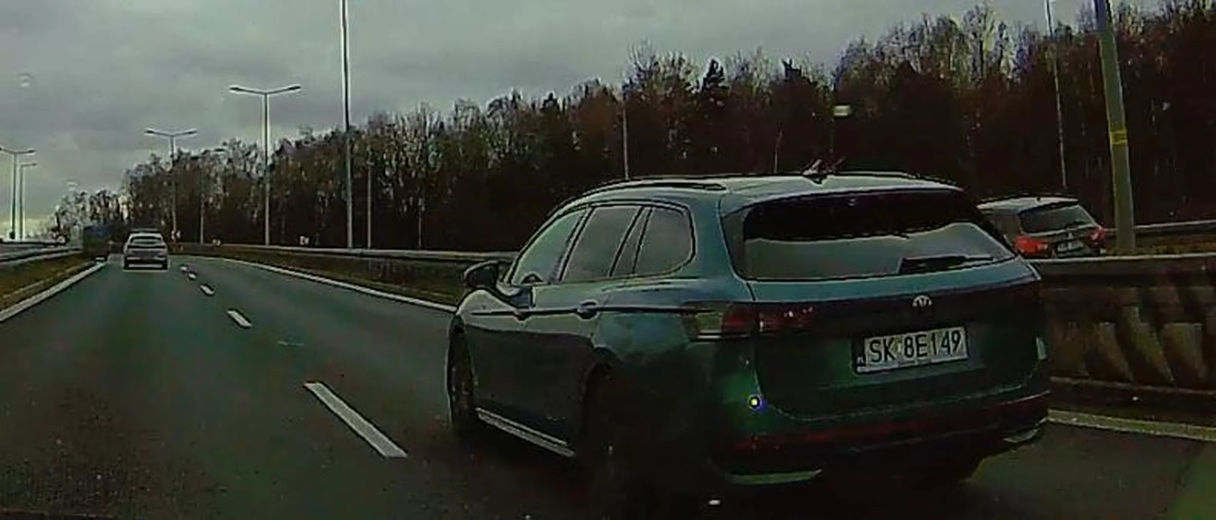 Fantastyczny kierowca. xD Obie ręce oparte o kierownicę przedramionami i nadgarstkami. W obu dłoniach trzymany telefon, w którym jest grzebane podczas jazdy tak trzymaną kierownicą.