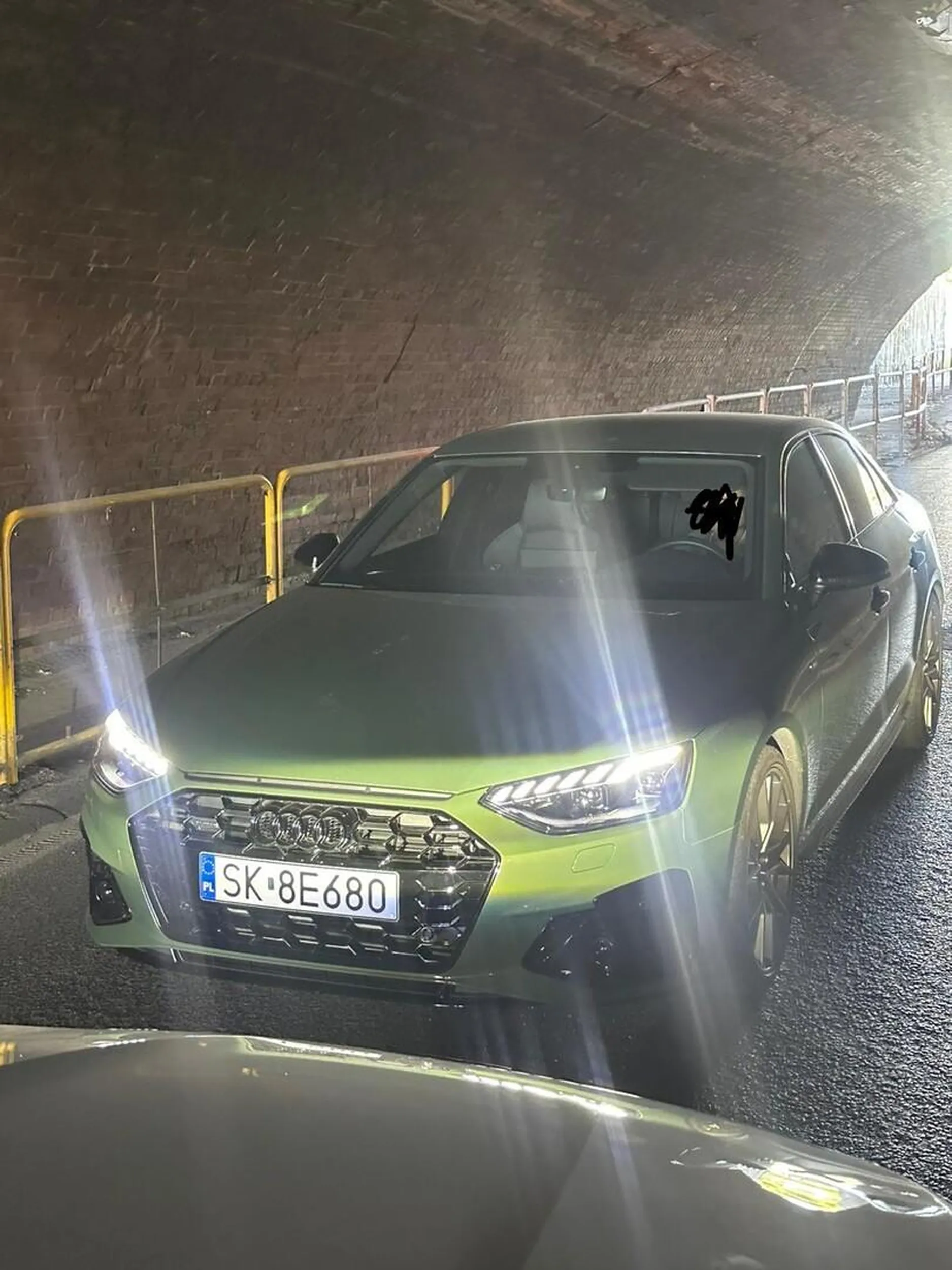 Nie rozumie co to droga z pierwszeństwem. Przez swój honor a właściwie jego brak wolał blokować drogę, stworzyć ogromny korek i zniszczyć ludziom poranek.