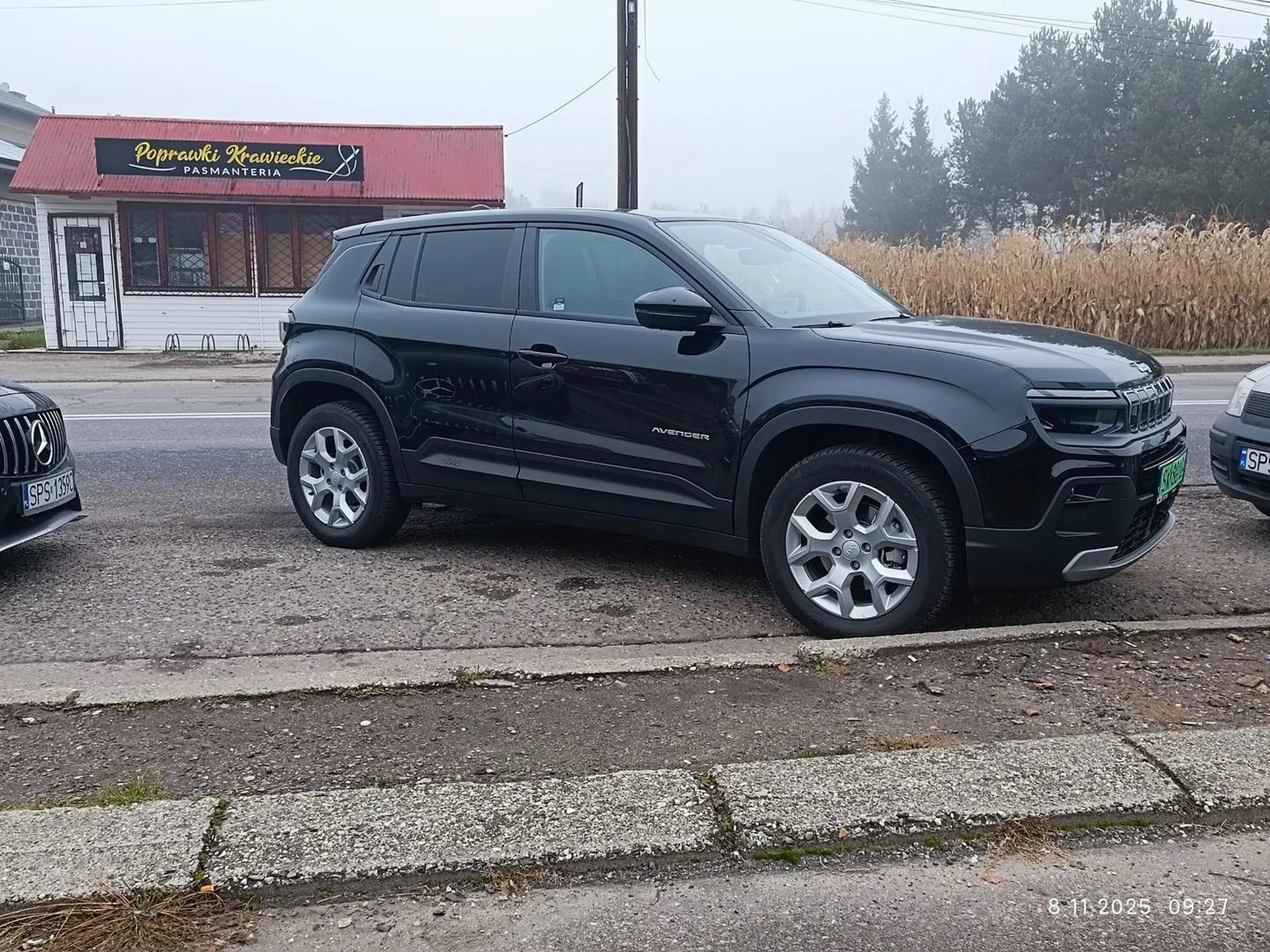 Kierowca parkuje połową auta na drodze