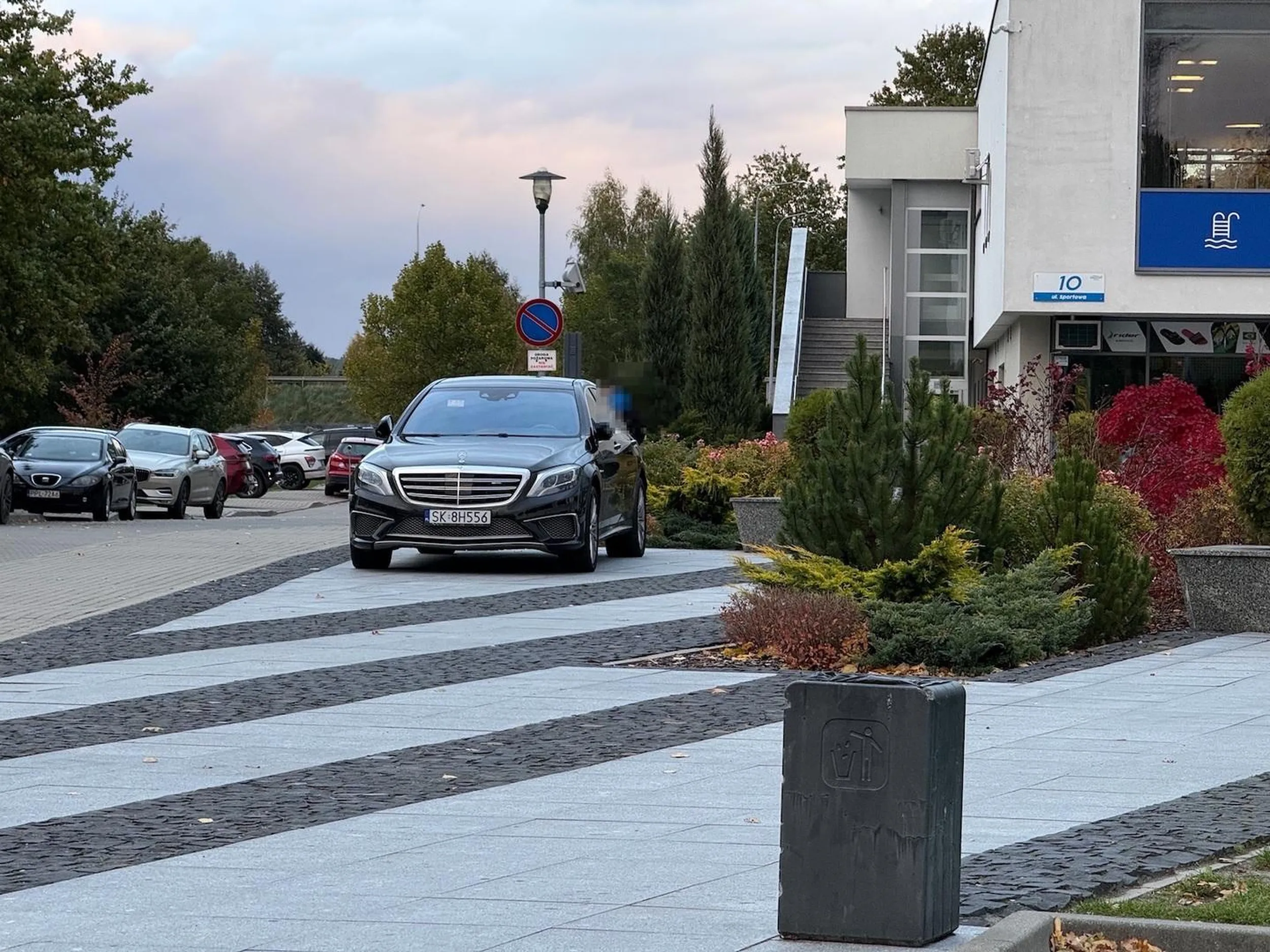 Park wodny w Kaliszu Są tam trzy duże parkingi, ale jaśniepan musi zaparkować na środku chodnika, 5 metrów od wejścia.