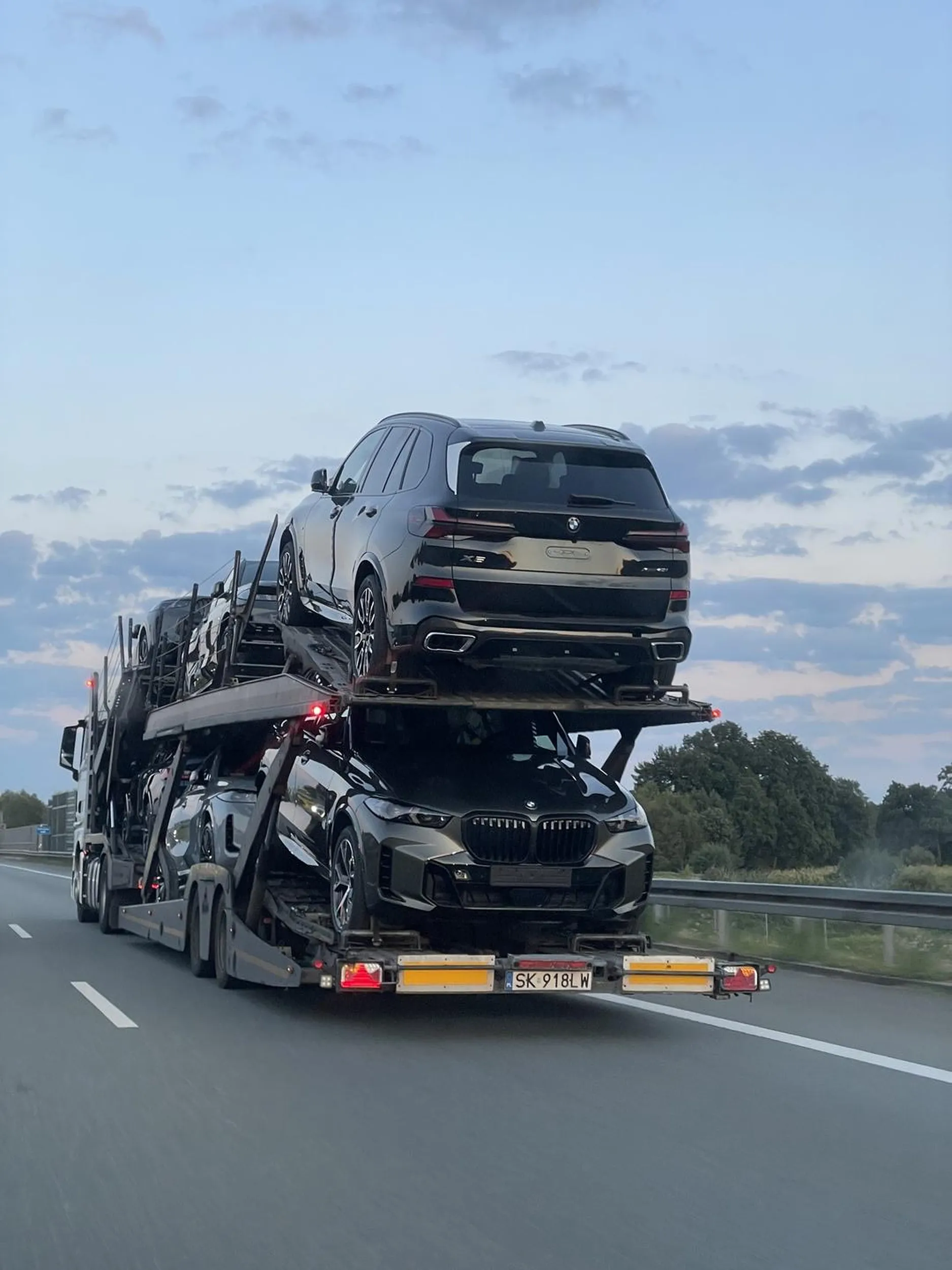 Wyprzedza TIRa z pełną lawetą aut tworząc zator na autostradzie
