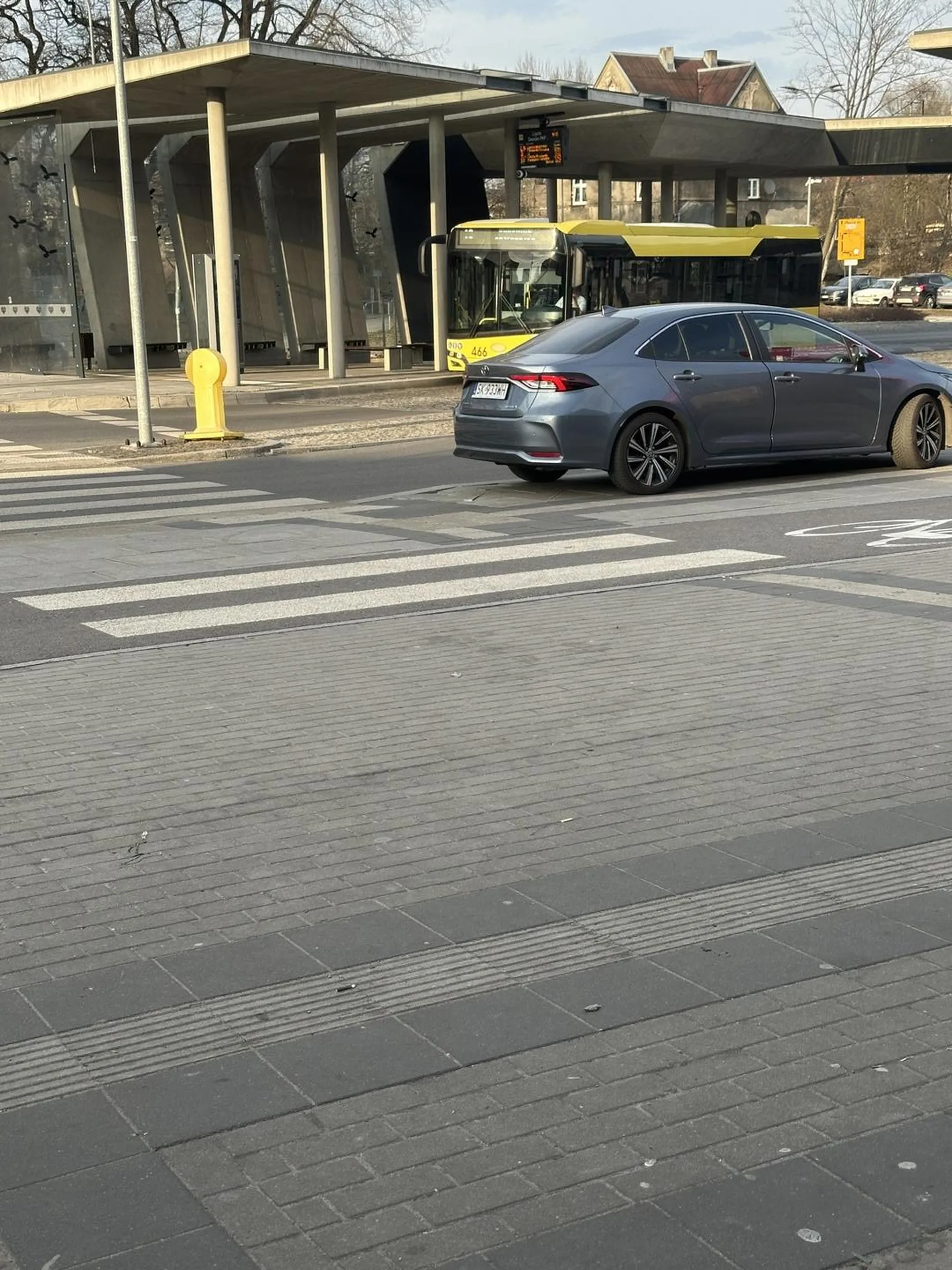 Nie parkujemy bezpośrednio przy przejściu dla pieszych.