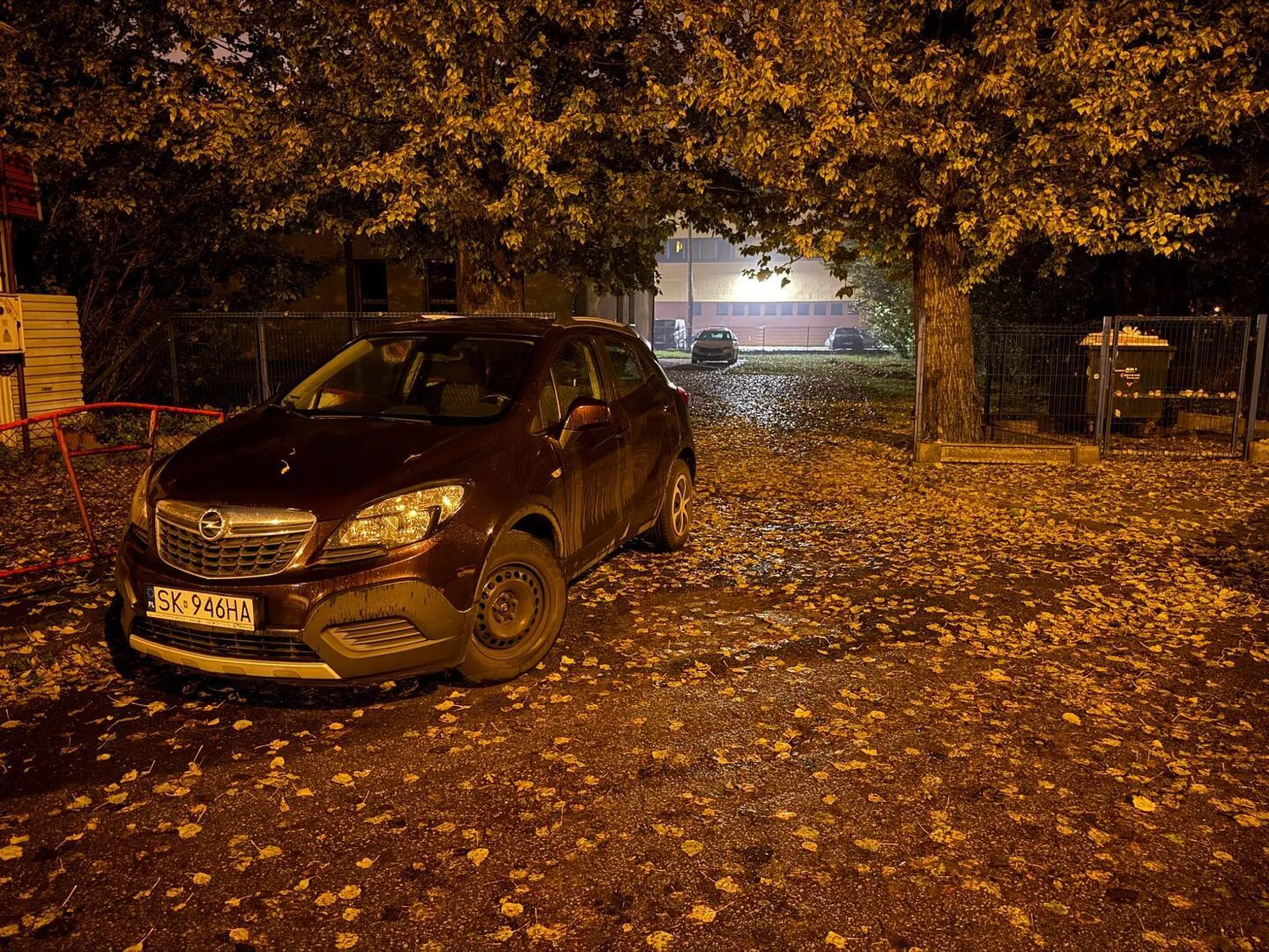Starszej pani nie chciało się szukać miejsc parkingowych pod blokiem więc zaparkowała na bramie wjazdowej do przychodni.
