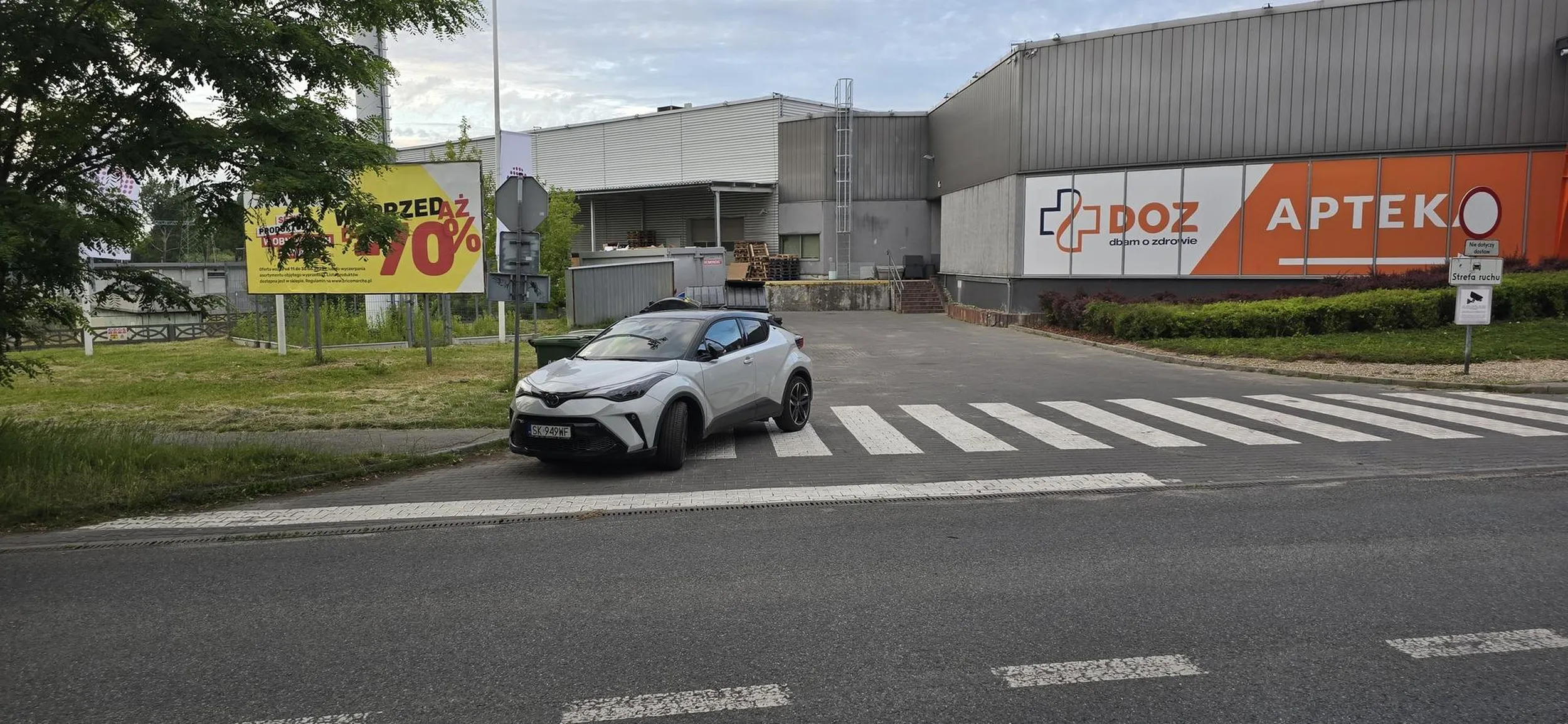 Double shot: na pasach i na skrzyżowaniu. A po drugiej stronie parking z masą wolnych miejsc. Prima sort!