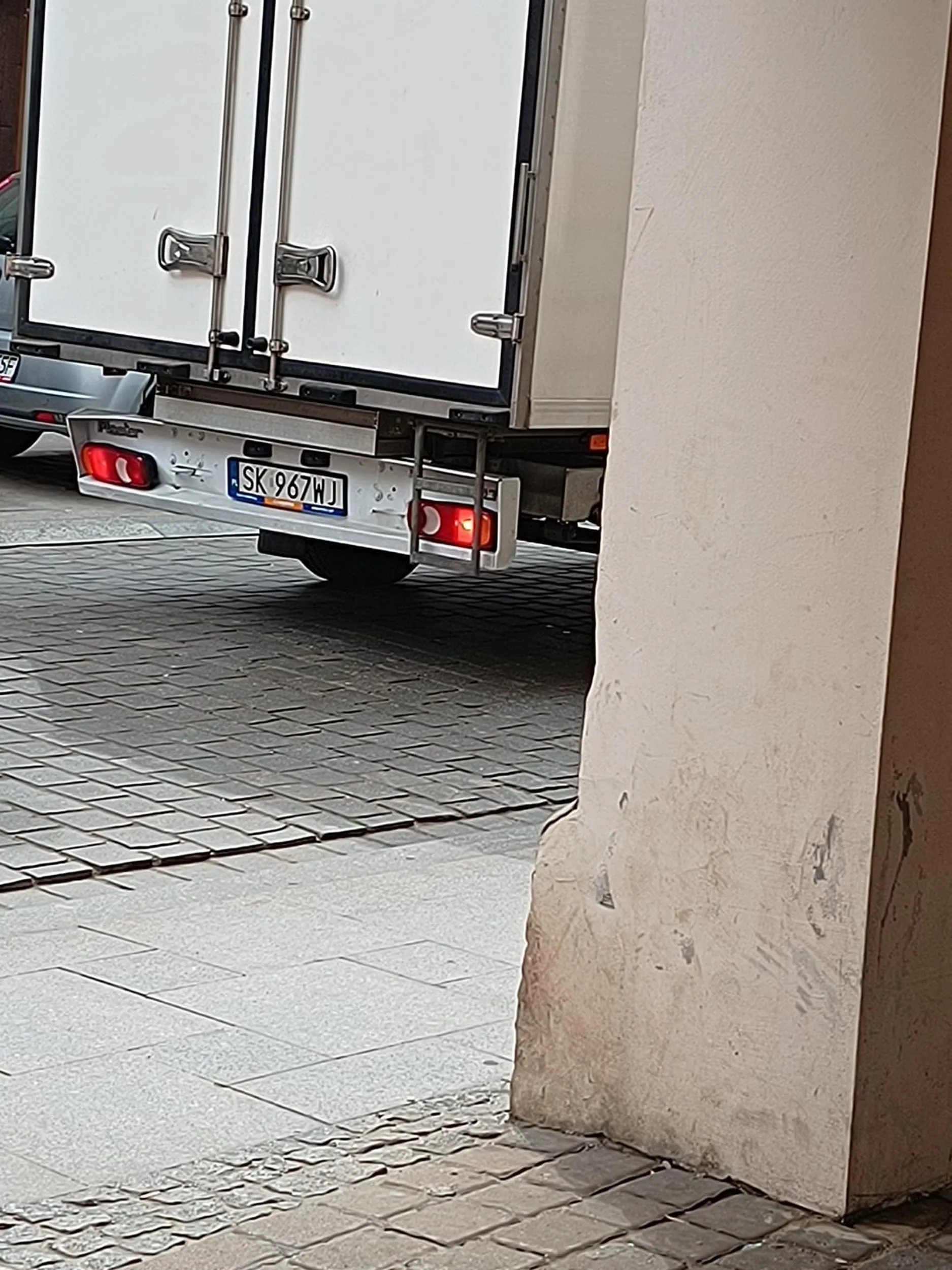 Kierowca bardzo agresywny. Był na tyle agresywny dla starszego pana który przechodził przez przejście dla pieszych, że stanął i wyszedł z samochodu i użył przemocy wobec Pana, wyzywał go i prawie nie pobił go.