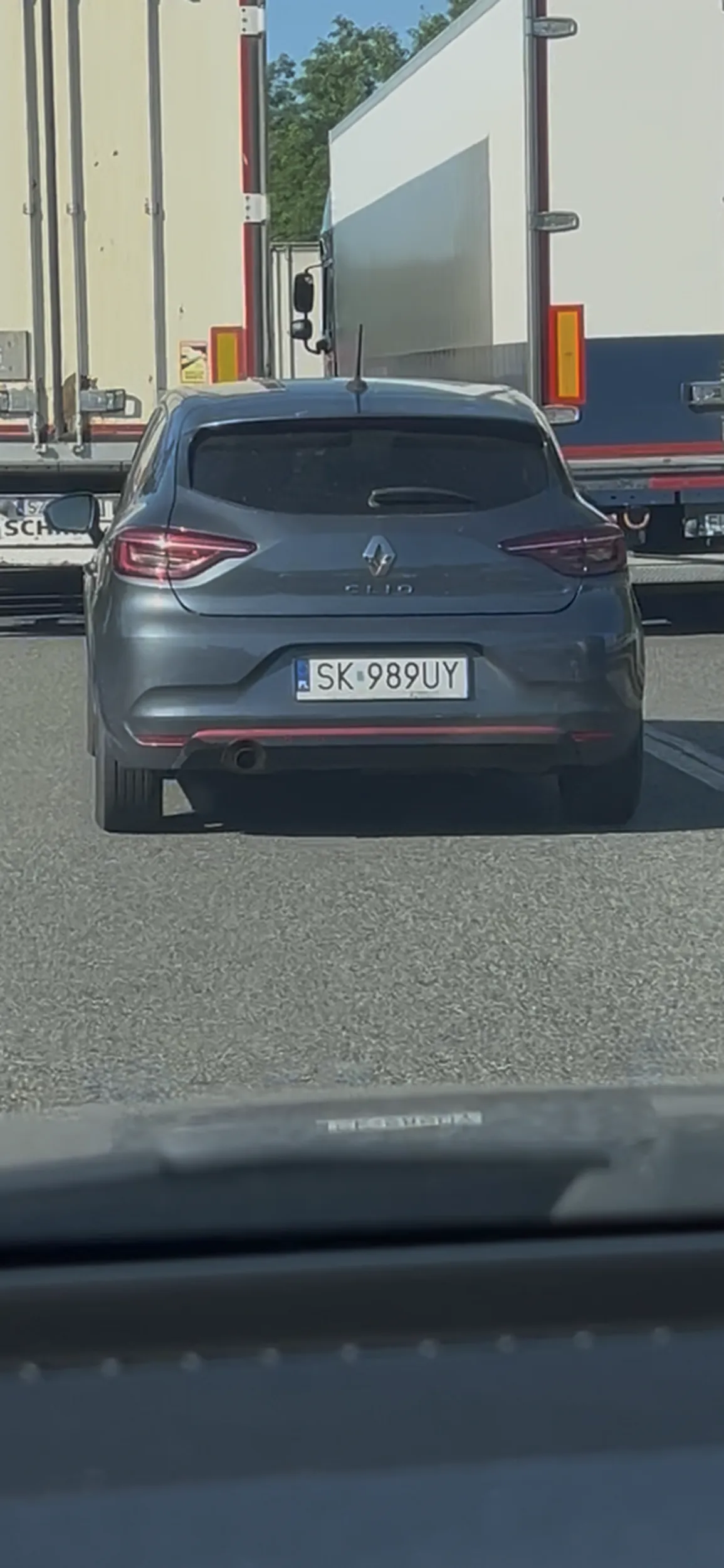 Dobrze, że są tacy bohaterowie — bez nich korek byłby zbyt nudny i uporządkowany. Gratulacje z okazji premiery !!!