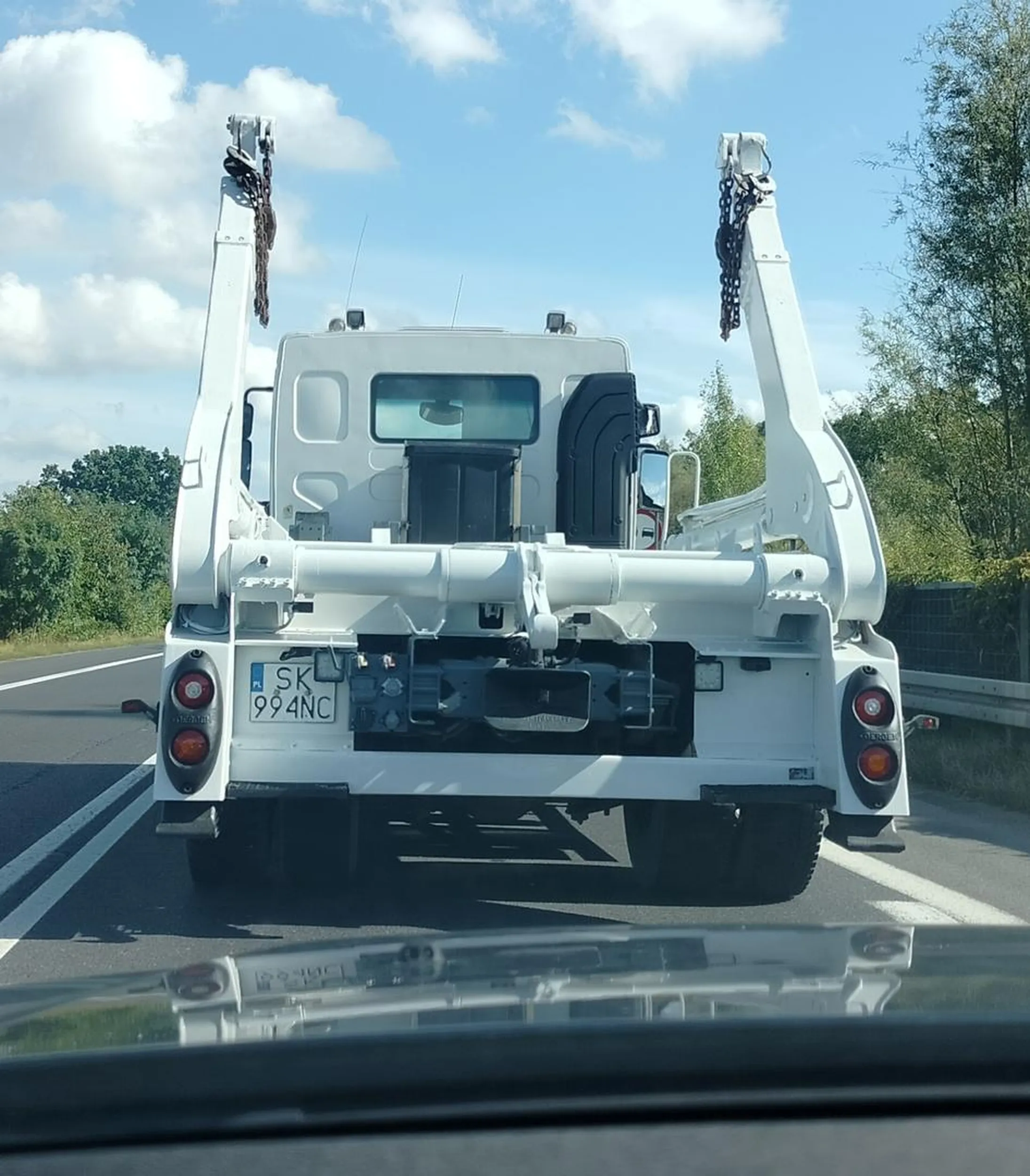 Cham i prostak. Chce byc szeryfem na DK88. Blokuje pas jadąc pośrodku żeby inne samochody nie mogły go wyprzedzić na pasie wyznaczonym do włączenia się do ruchu. Zawodowy kierowco proszę przypomnieć sobie przepisy drogowe które weszły w życie w 2019. Agresja względem innych samochodów które ominęły pana blokadę były bezpodstawne. Karma wraca.