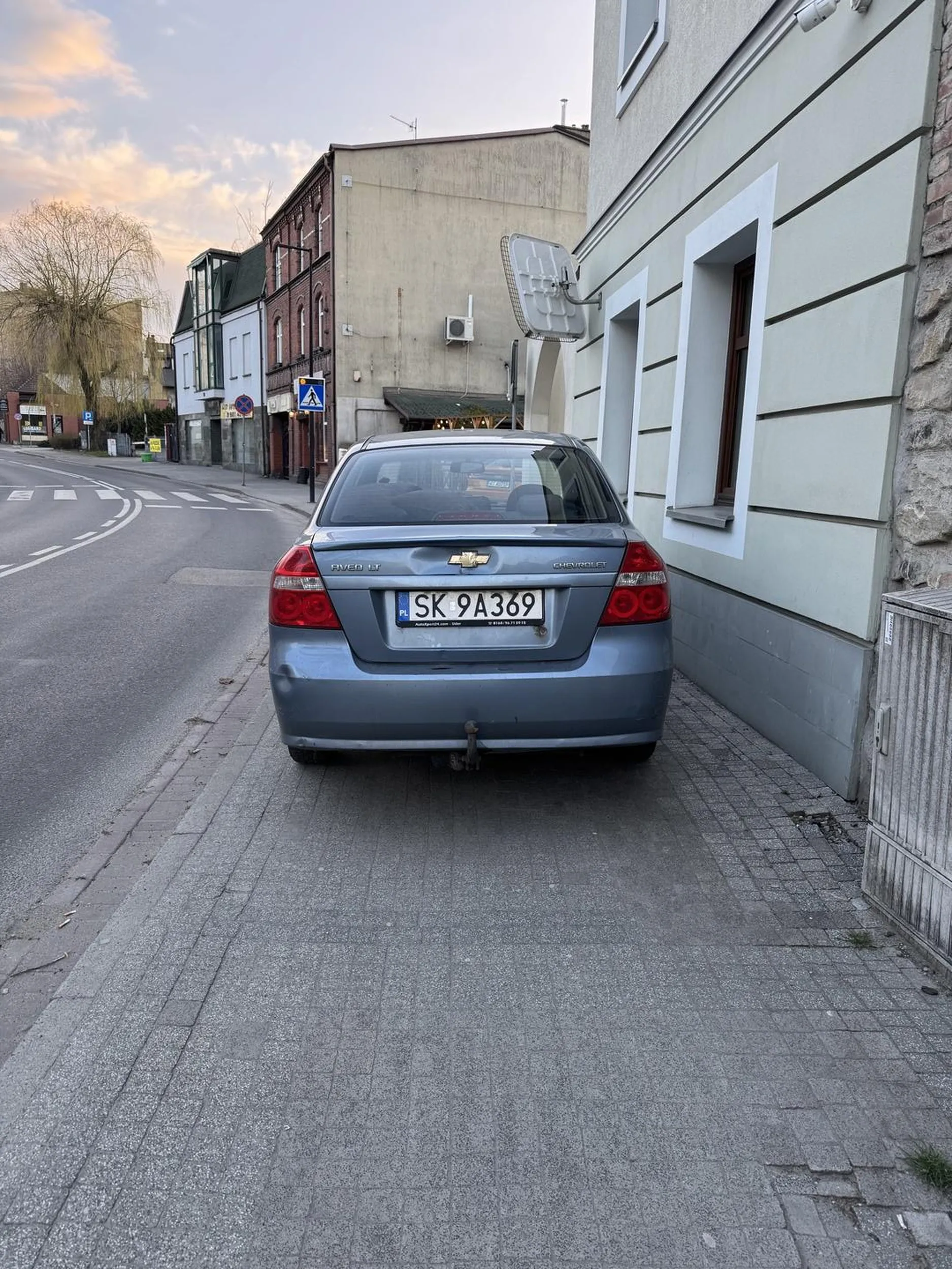 Jedziesz sobie wózkiem z dzieckiem i nagle pojawia się on, cały we wgniotkach