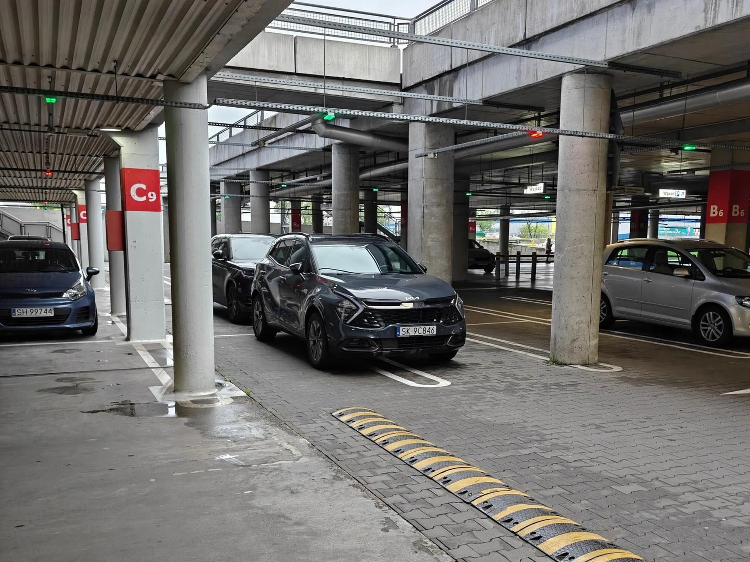 Kolego lub koleżanko, jeśli nie umiesz parkować to daj znać, nauczę cię jak nie zajmować dwóch miejsc na raz :)