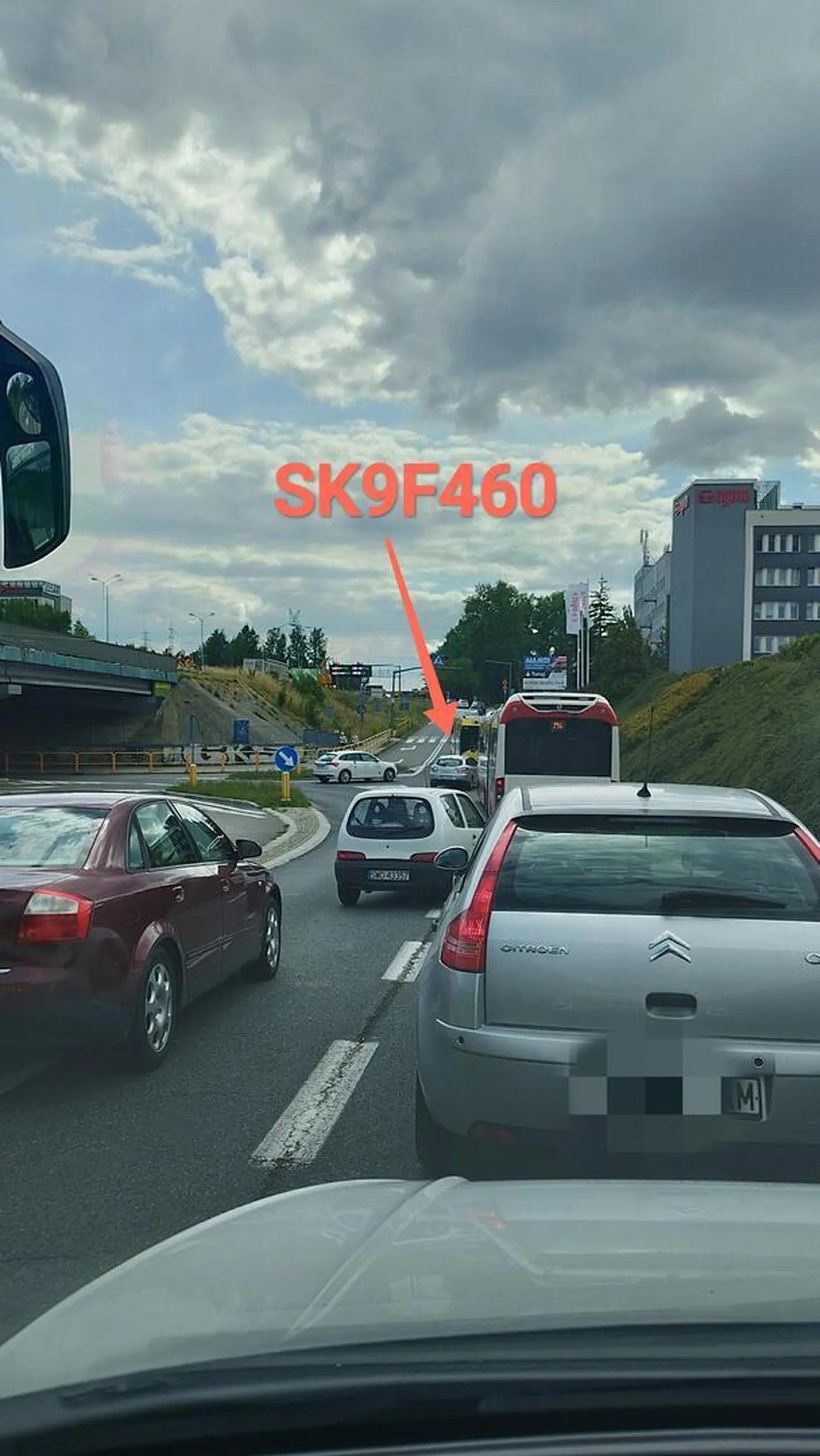 Menda wpieprza się przez linię ciągłą i powierzchnię wyłączoną z ruchu, gdy inni spokojnie czekają.