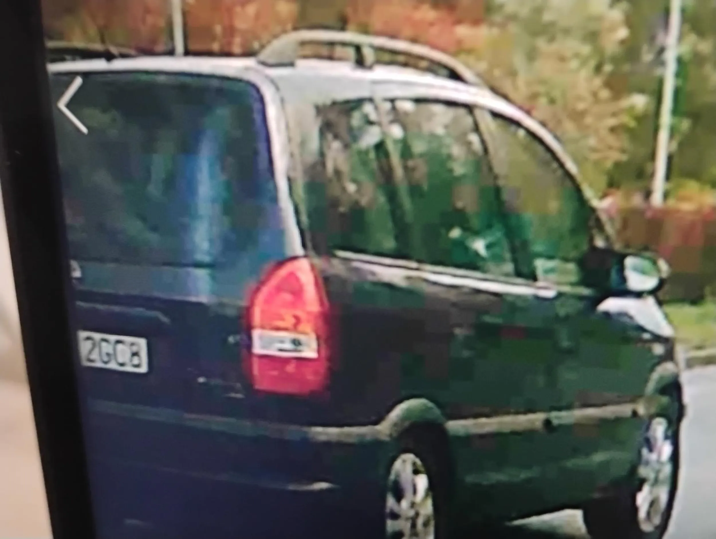 Facet uważa, że kierunkowskaz daje mu możliwość wymuszenia pierwszeństwa. Uważać i omijać szerokim łukiem, bo z przepisami na bakier..