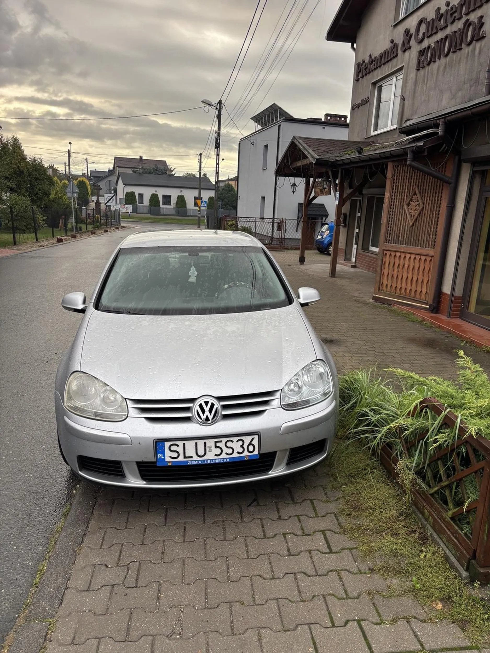 Parkowanie na całej szerokości chodnika. Droga do Przedszkola i Szkoły Podstawowej