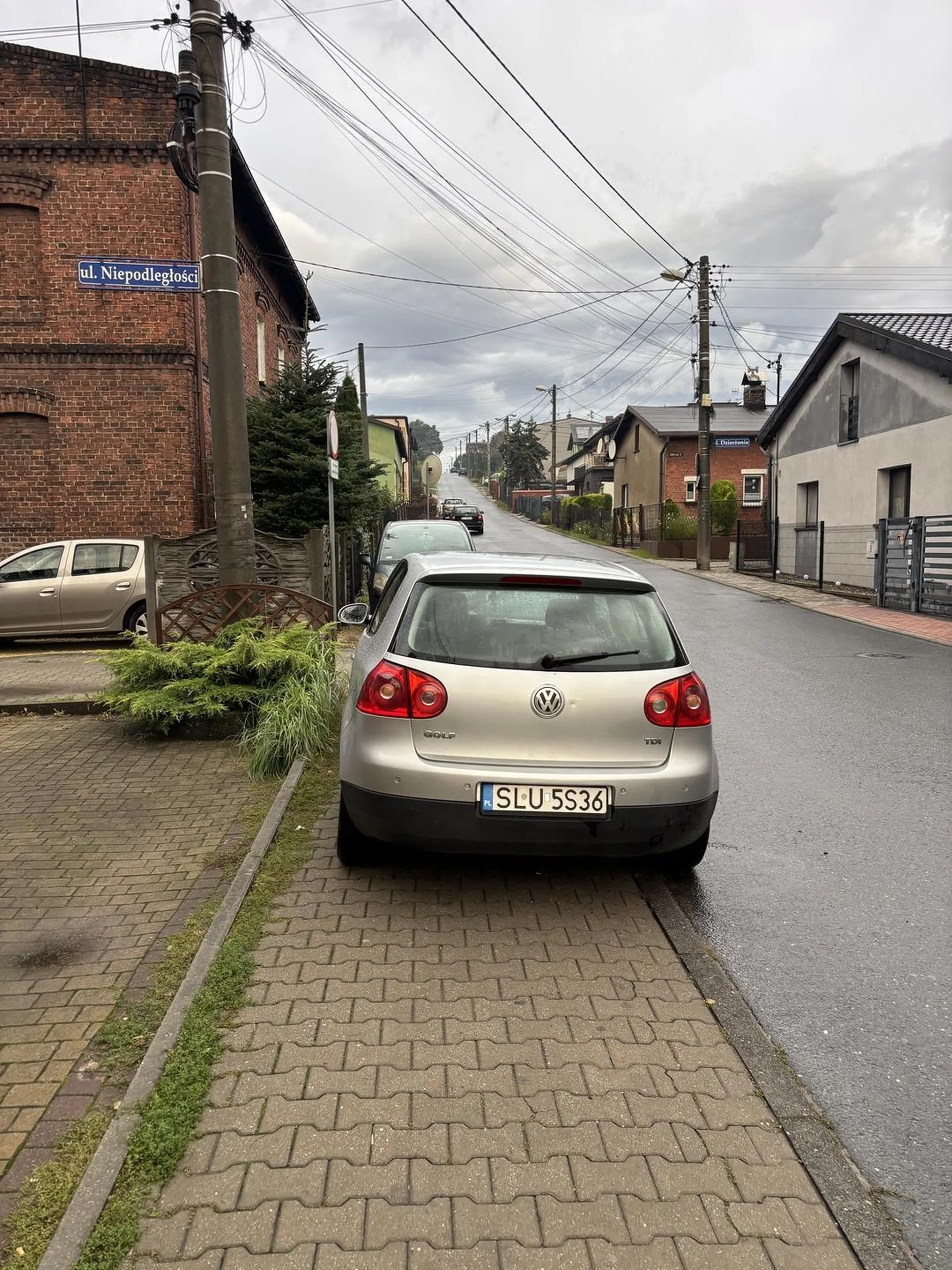 Parkowanie na całej szerokości chodnika. Droga do Przedszkola i Szkoły Podstawowej