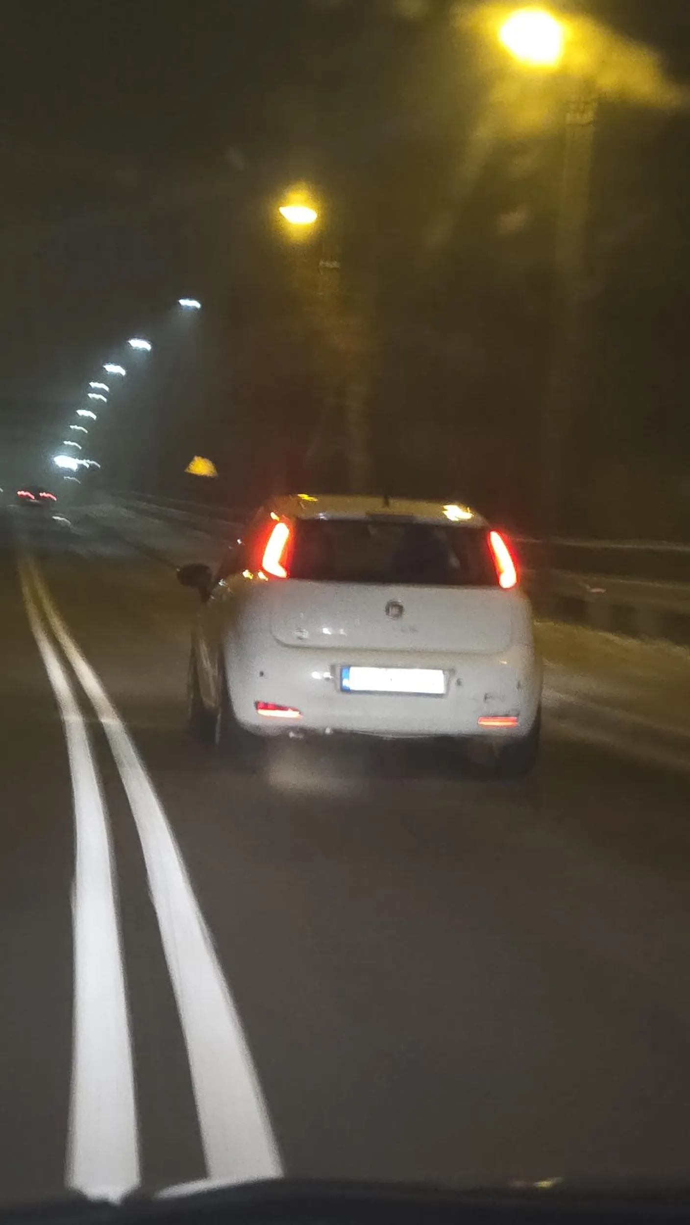 Jak juz komuś wymuszasz pierwszeństwo i jakimś cudem w ciebie nie wjebal to chociaż przeproś awaryjnymi