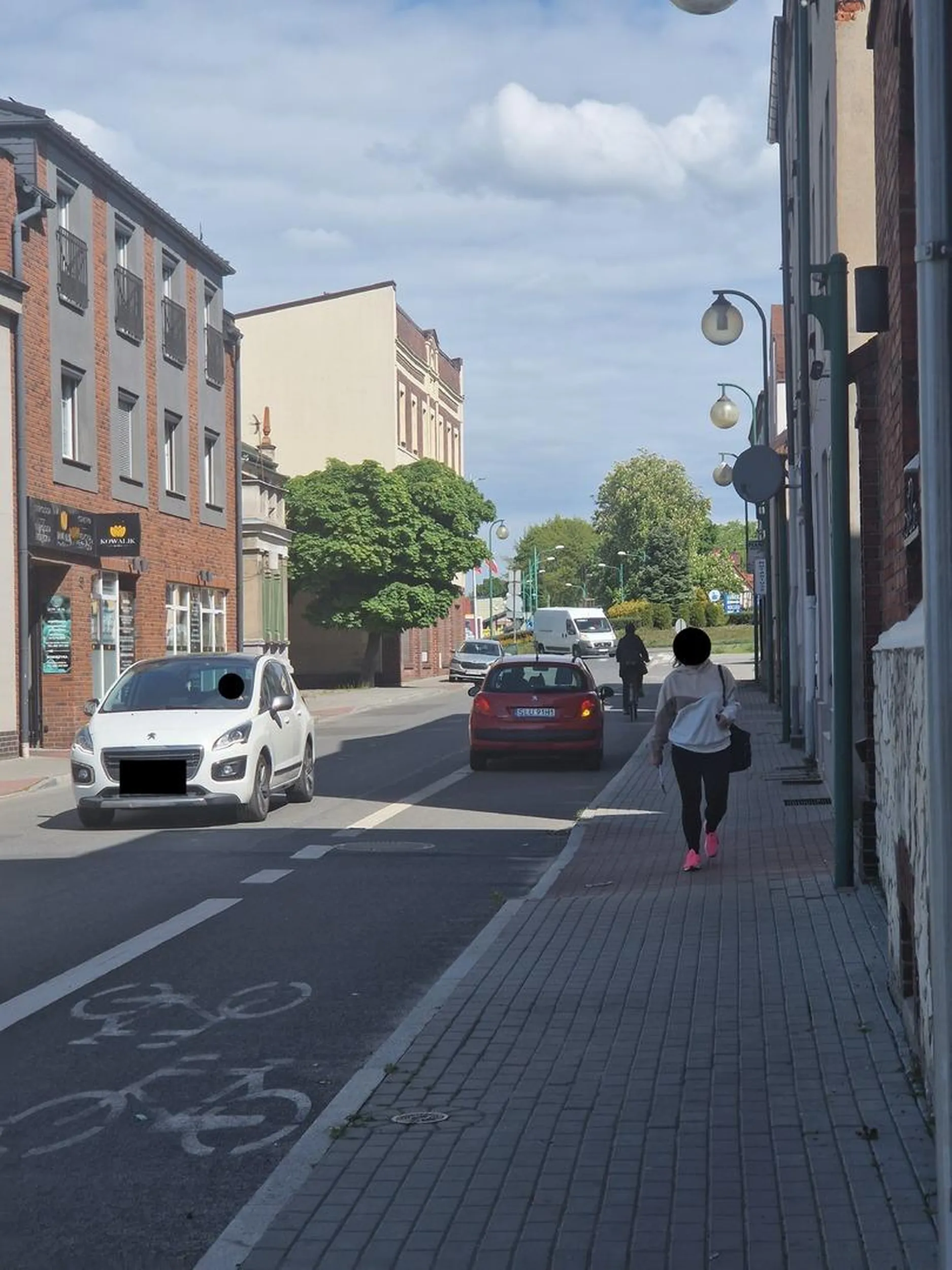 Kierowca pojazdu jechał pod prąd ulicą Mickiewicza w stronę ronda Władysława Opolczyka. Manewr był bardzo niebezpieczny – stwarzał zagrożenie dla pieszych i innych uczestników ruchu. Prosimy o większą ostrożność i przestrzeganie znaków drogowych!