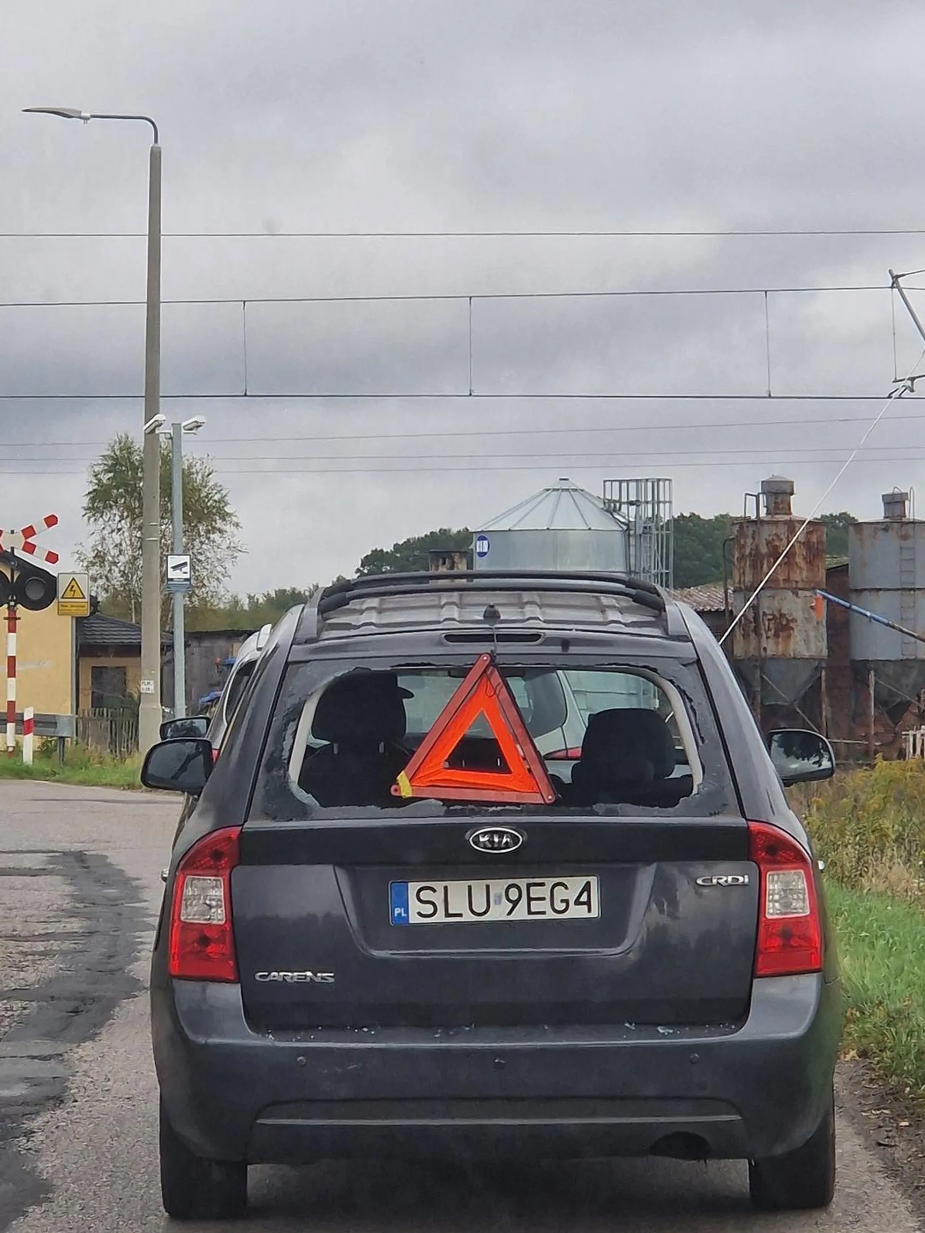 Samochód z rozbitą tylną szybą był holowany po drodze publicznej. Z wybitej szyby wypadały odłamki szkła na jezdnię, co stanowiło realne zagrożenie dla innych uczestników ruchu. Szczególnie pojazdów jadących z tyłu. Kierowca nie zabezpieczył uszkodzenia w żaden sposób.