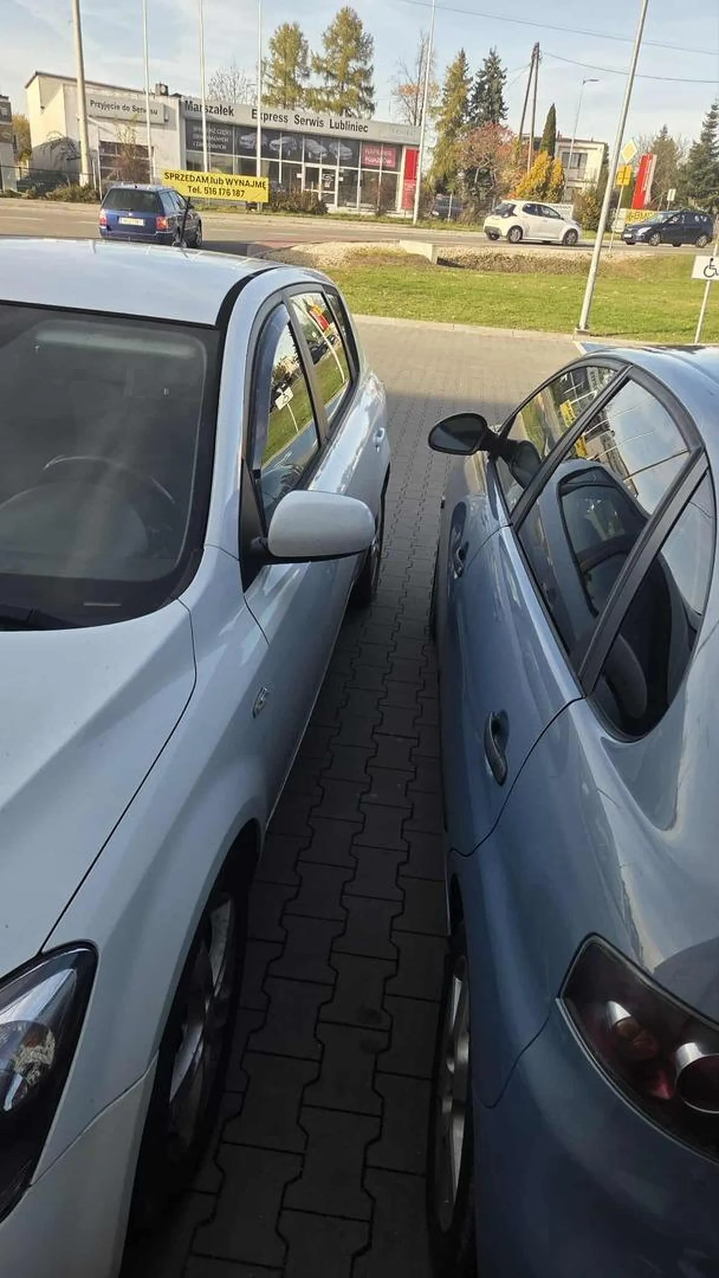 Kierująca zaparkowała nierówno a potem wykłòcała się  żeby przesunąć auto bo nie może dostać się do swojego