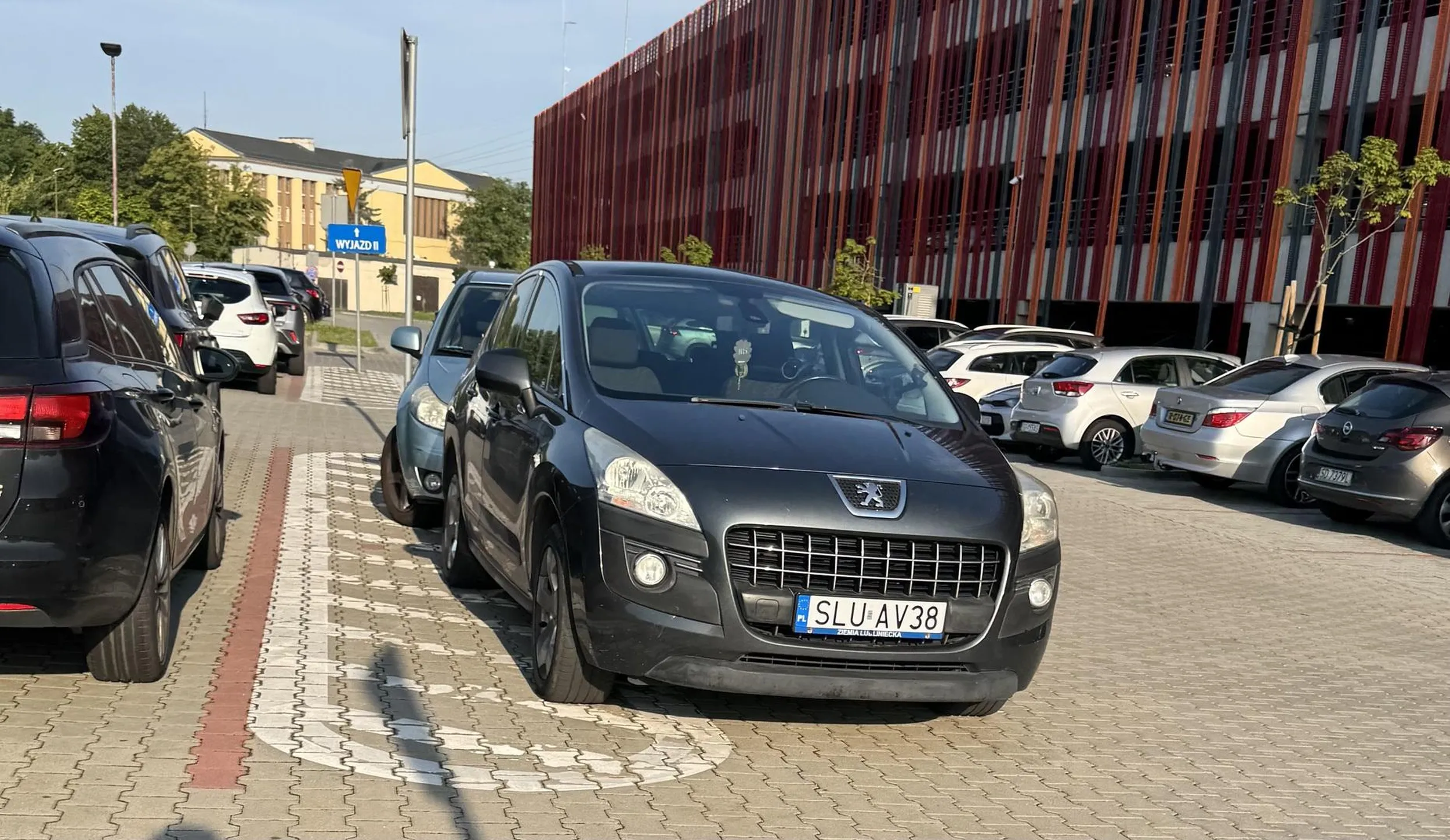 Nie potrafisz parkować, pełno miejsca na parkingu piętrowym.