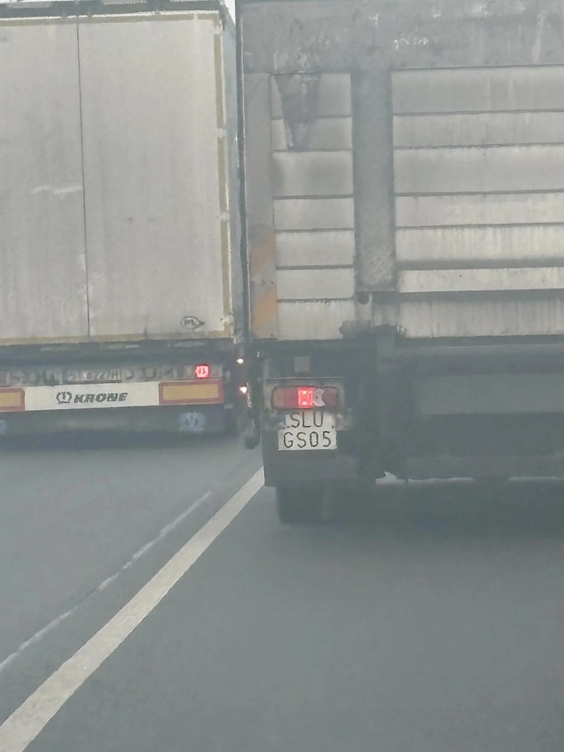 gościu na trasie 86 w stronę sosnowca prawie spowodował kolizje wbijając się na chama dosłownie skręcając w momencie włączenia kierunkowskazu na moj pas gdzie jego paka była mniej więcej na wysokości mojego lewego lusterka. gdyby nie moja szybka reakcja zepchnął by mnie z drogi. kolego, jeśli masz problem z oceną odległości w lusterka udaj się do okulisty bo narobisz problemów sobie i nie daj boże komuś krzywdę zrobisz.