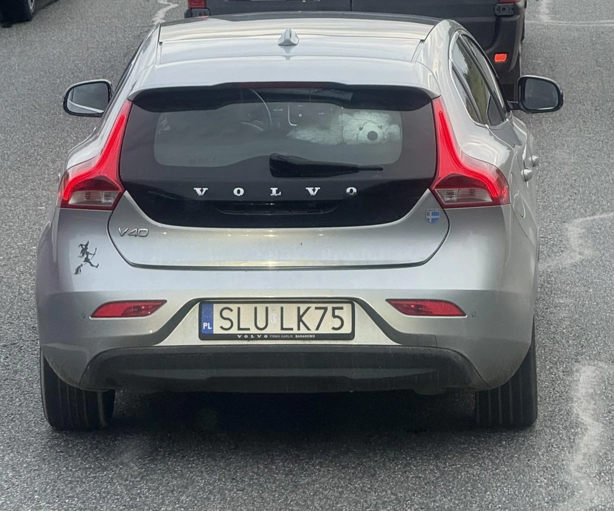 Życie nie jest grą w Tetrisa. Nie upchniesz auta pod maską TIR-a. Wymusił i cudem bez kolizji.