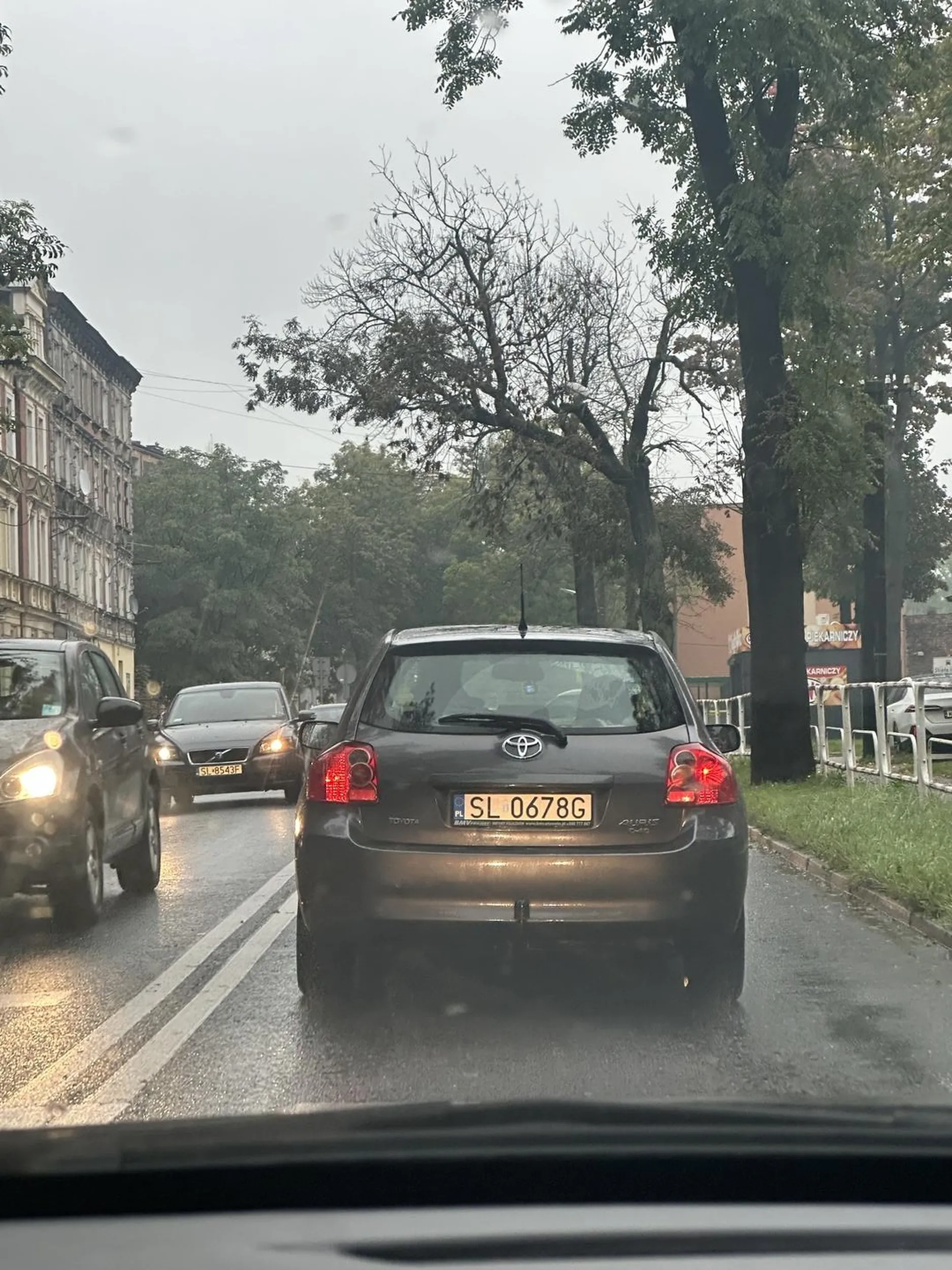 Upośledzeni kierowcy to nie ci, którzy jeżdżą dynamicznie a ci którzy jeżdżą wolno i tamują ruch. Mimo, że ma kamerę zachowuje się tak jakby jej nie miał. Tragedia, jeśli boisz się jeździsz zostań w domu i nie uprzykrzaj życia innym ;)