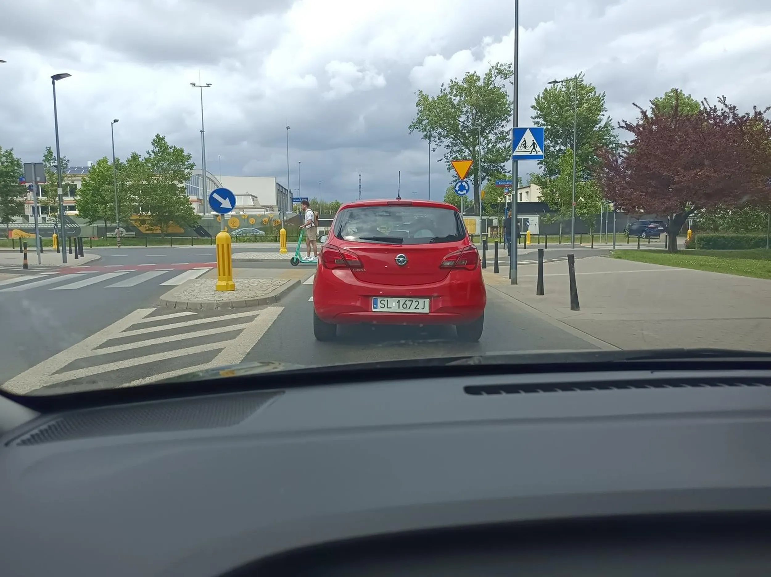 Nie widzisz...poczekaj. Zostałby miazga z Cb. Przed samą maską wymyśliłeś pierwszeństwo na warunkowym skręcie... Ogarnij się i obserwuj!!!