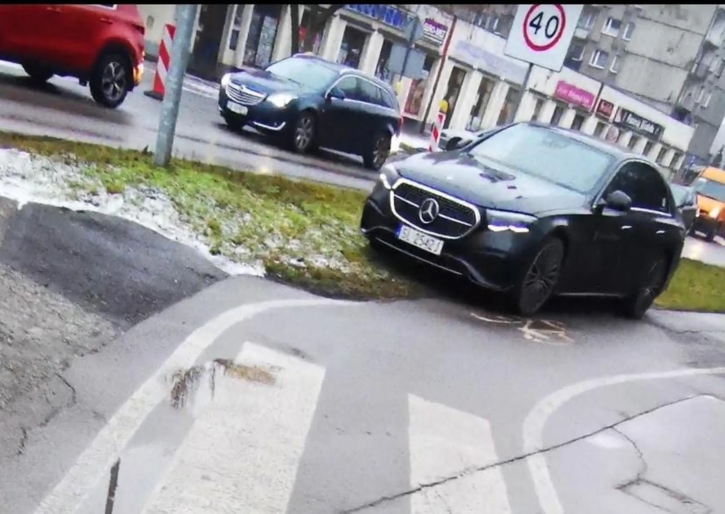 Kretyn wjeżdża przez pasy, jeździ po ścieżce rowerowej, parkuje na trawniku i stoi tak na odpalonym silniku.