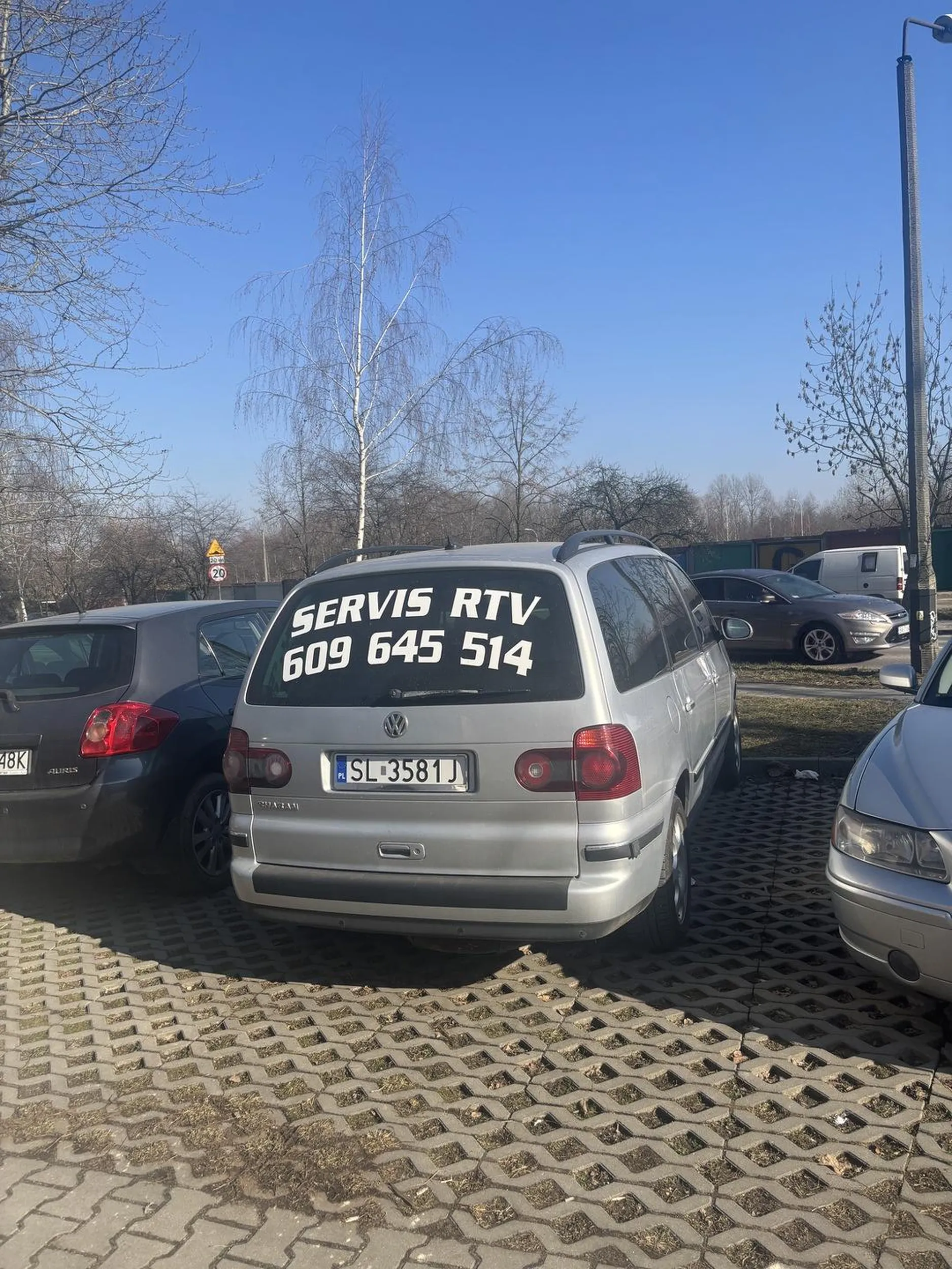 Bardzo uprzejmy kierowca, pomógł mi w zaparkowaniu w ciasnym miejscu. Oby wiecej takich na naszych drogach
