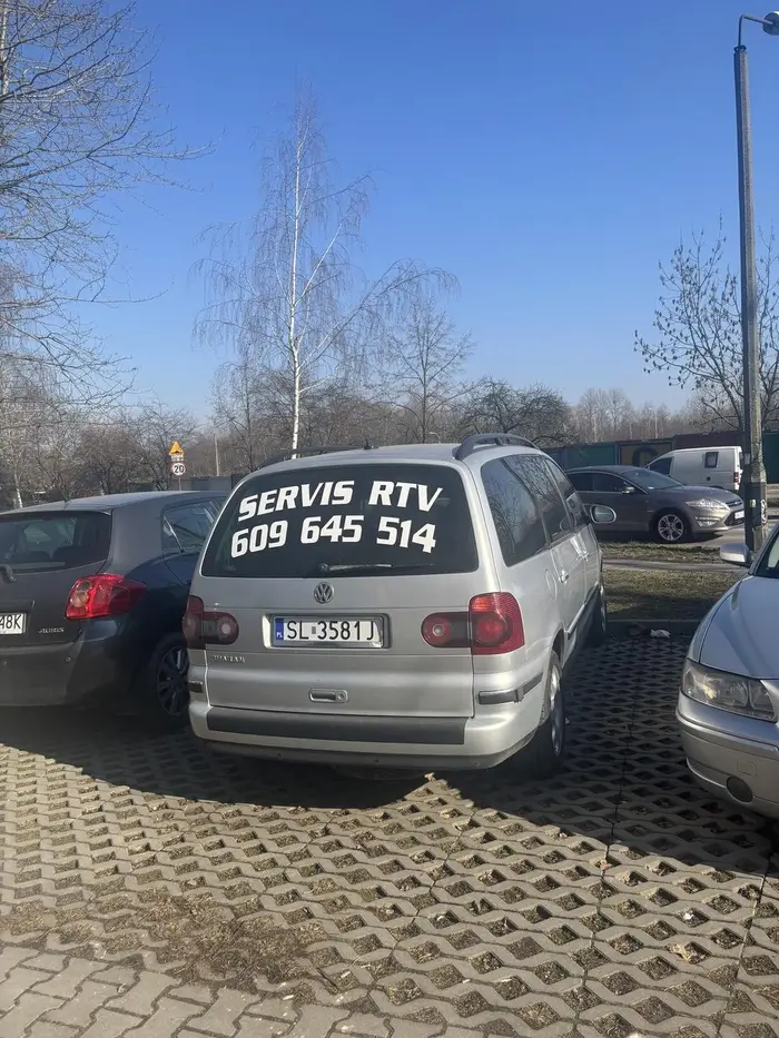Bardzo uprzejmy kierowca, pomógł mi w zaparkowaniu w ciasnym miejscu. Oby wiecej takich na naszych drogach