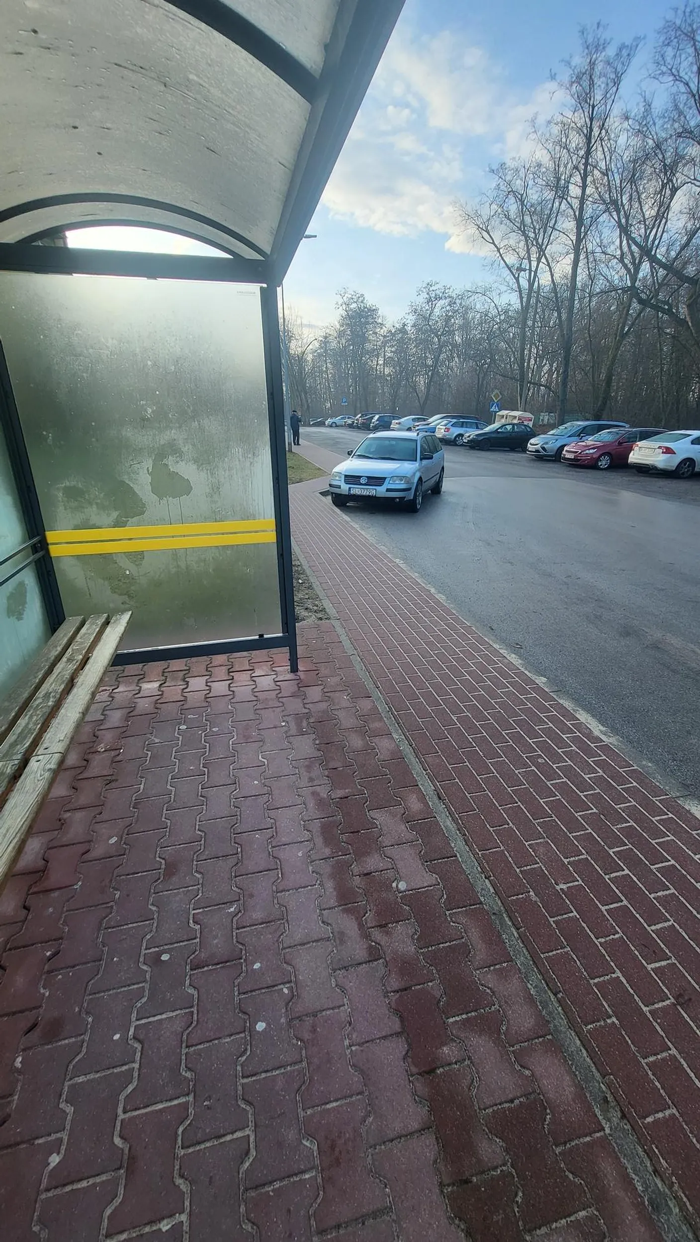 Parkuje jak pajac na wnęce autobusowej