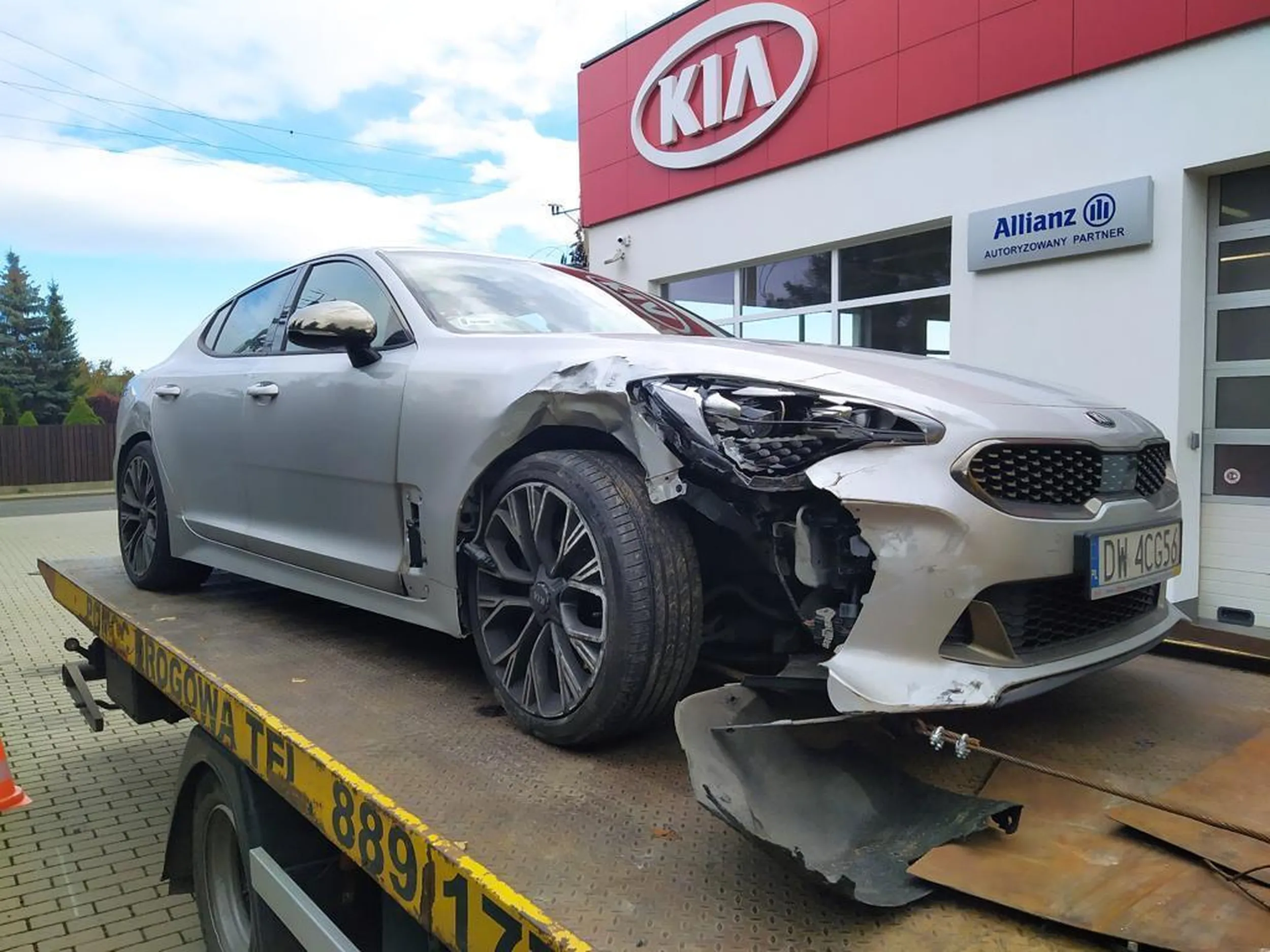 Masz swoją szkodę - byłem właścicielem tego auta - zdjęcie auta po zwiezieniu do ASO. prawy bok cały był obtarty, koło się cofnęło bo wahacz był zgięty a i były odpryski na szybie to się udąło od razu podciągnąć