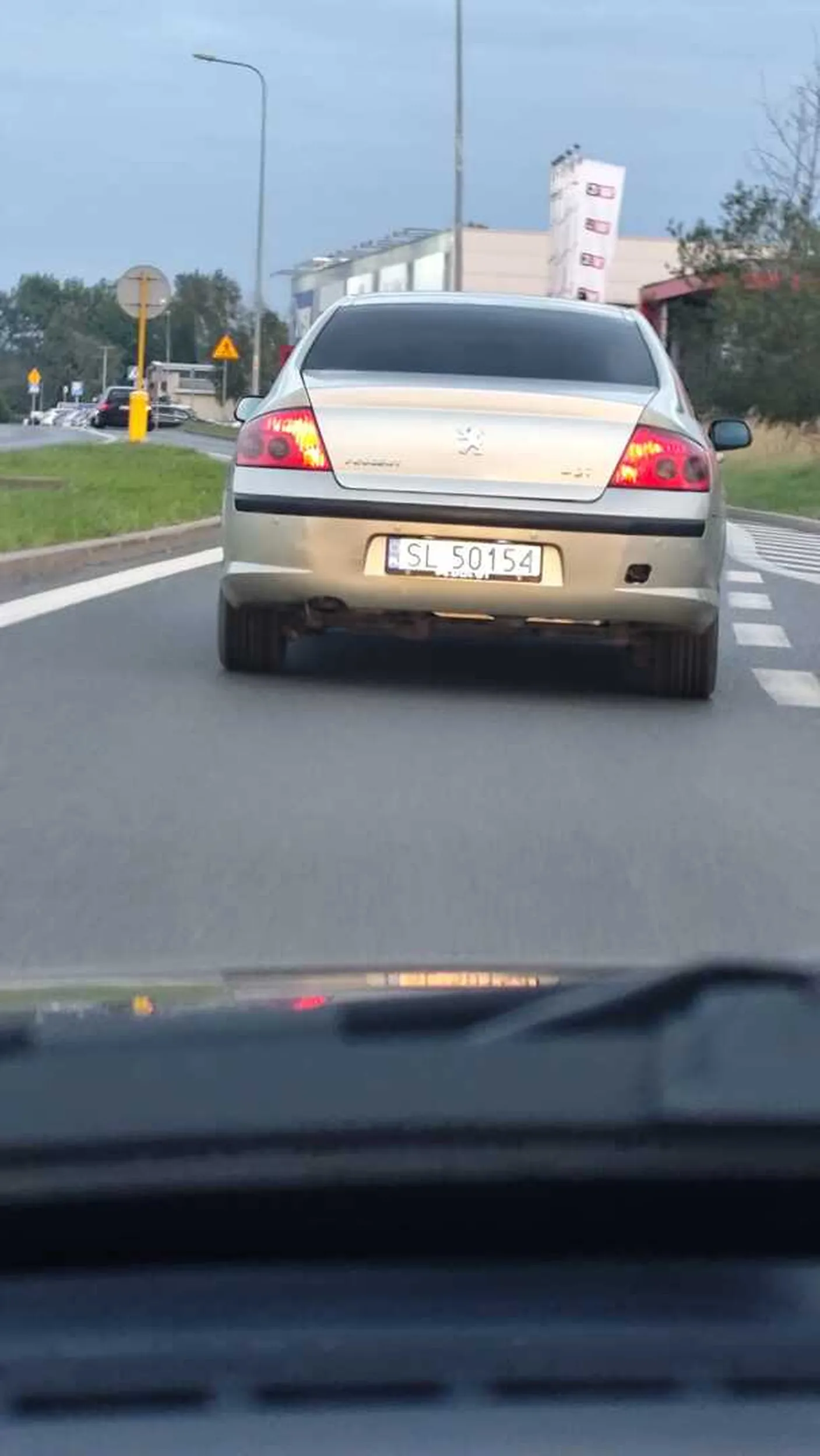 01.10.2025 około 18:10 na zjeździe DTŚ prawie doprowadził do poważnego wypadku przejeżdżając z impetem na czerwonym świetle gdy ja miałem zielone